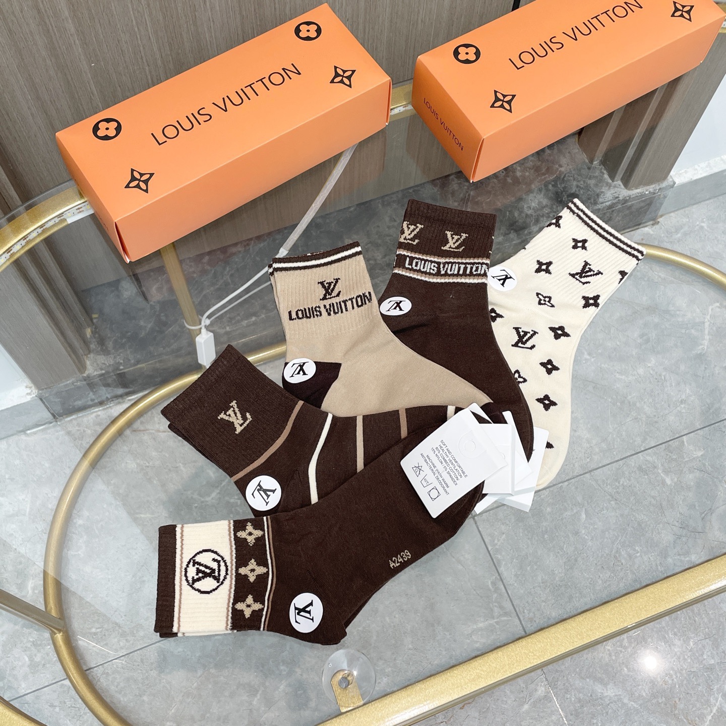 配包装【一盒五双】🌟LV 路易威登 爆款 中筒袜🌟高版本 ～好看到爆炸 欧美大牌中筒袜🔥🌟潮人必不能少的