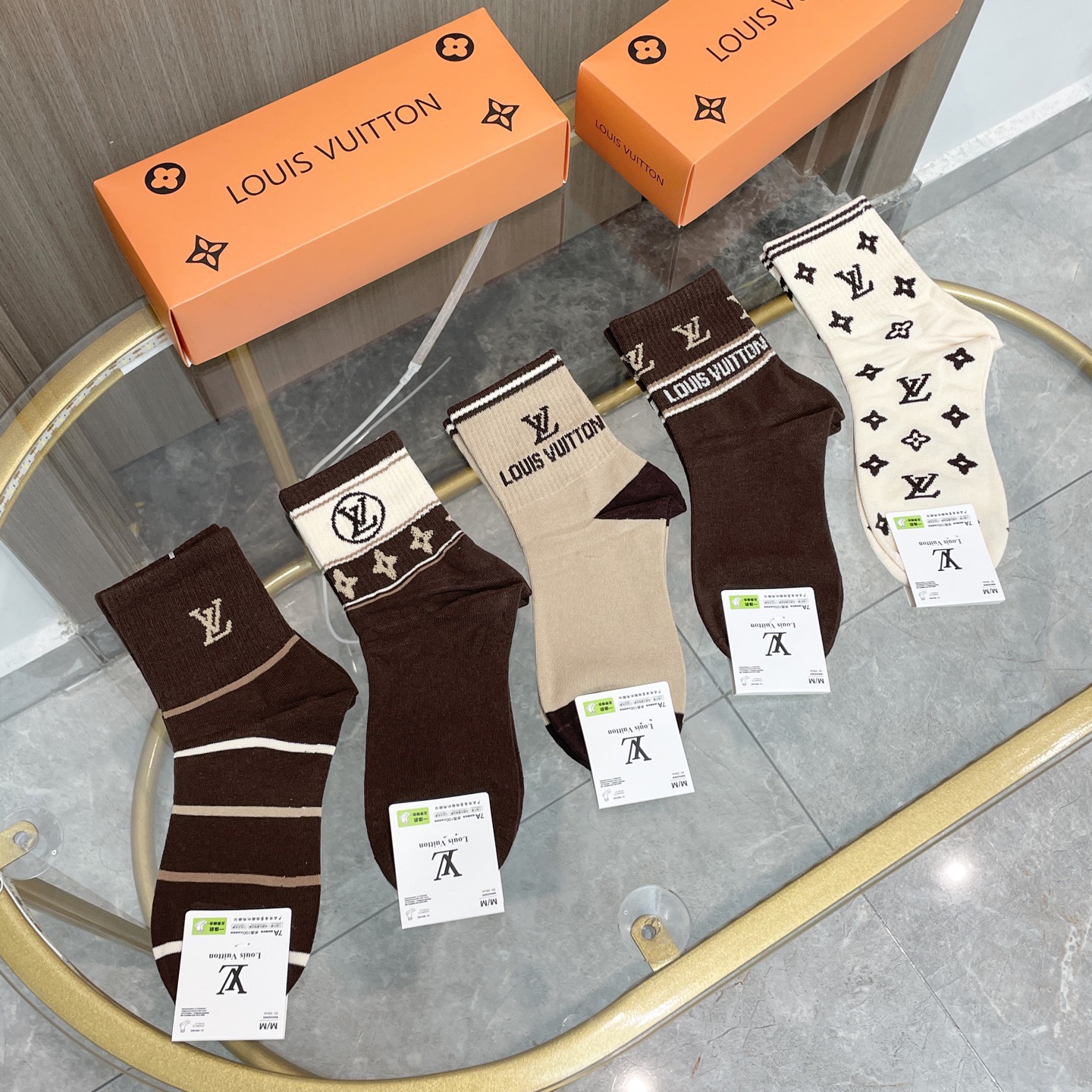 配包装【一盒五双】🌟LV 路易威登 爆款 中筒袜🌟高版本 ～好看到爆炸 欧美大牌中筒袜🔥🌟潮人必不能少的