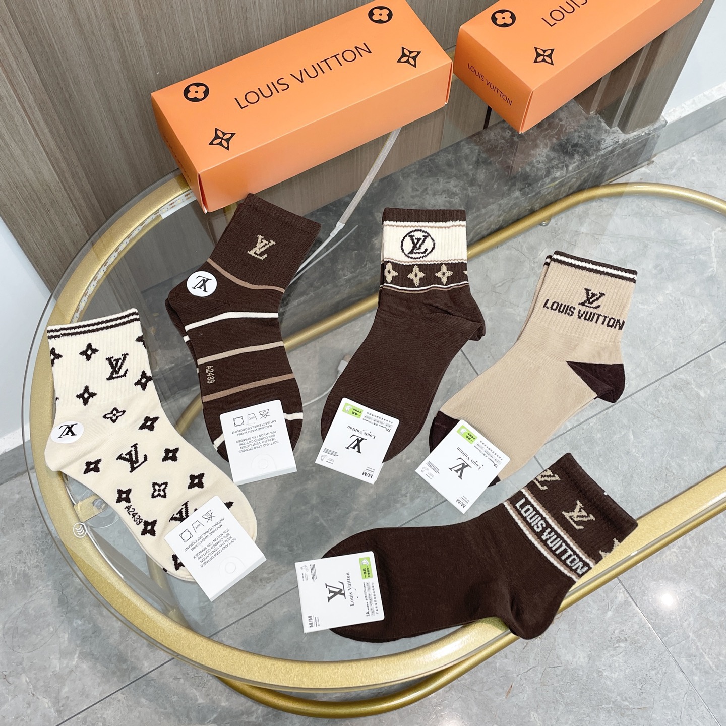 配包装【一盒五双】🌟LV 路易威登 爆款 中筒袜🌟高版本 ～好看到爆炸 欧美大牌中筒袜🔥🌟潮人必不能少的