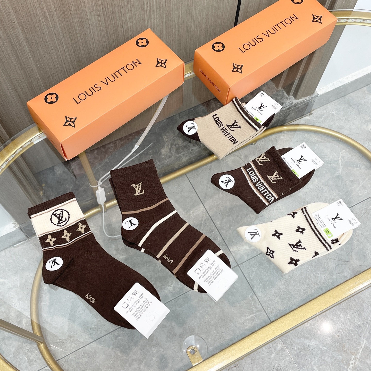 配包装【一盒五双】🌟LV 路易威登 爆款 中筒袜🌟高版本 ～好看到爆炸 欧美大牌中筒袜🔥🌟潮人必不能少的