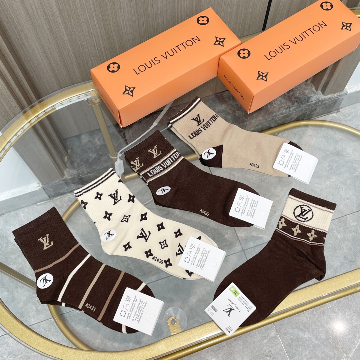 配包装【一盒五双】🌟LV 路易威登 爆款 中筒袜🌟高版本 ～好看到爆炸 欧美大牌中筒袜🔥🌟潮人必不能少的
