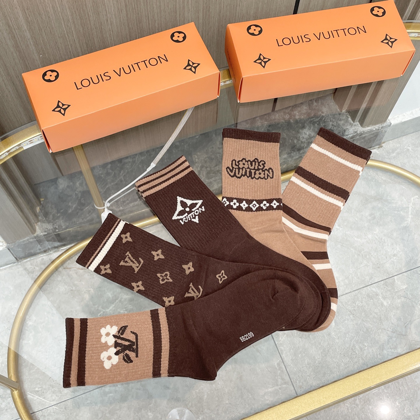 配包装【一盒五双】🌟LV 路易威登 爆款 长筒袜🌟高版本 ～好看到爆炸 欧美大牌长筒袜🔥🌟潮人必不能少的