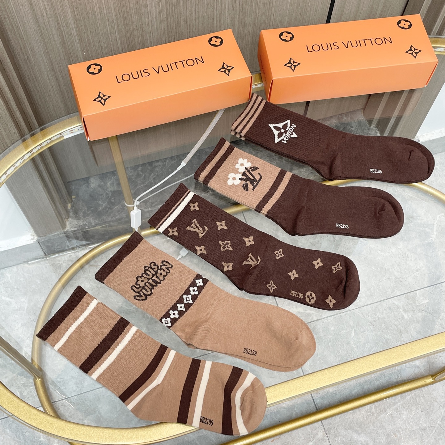 配包装【一盒五双】🌟LV 路易威登 爆款 长筒袜🌟高版本 ～好看到爆炸 欧美大牌长筒袜🔥🌟潮人必不能少的