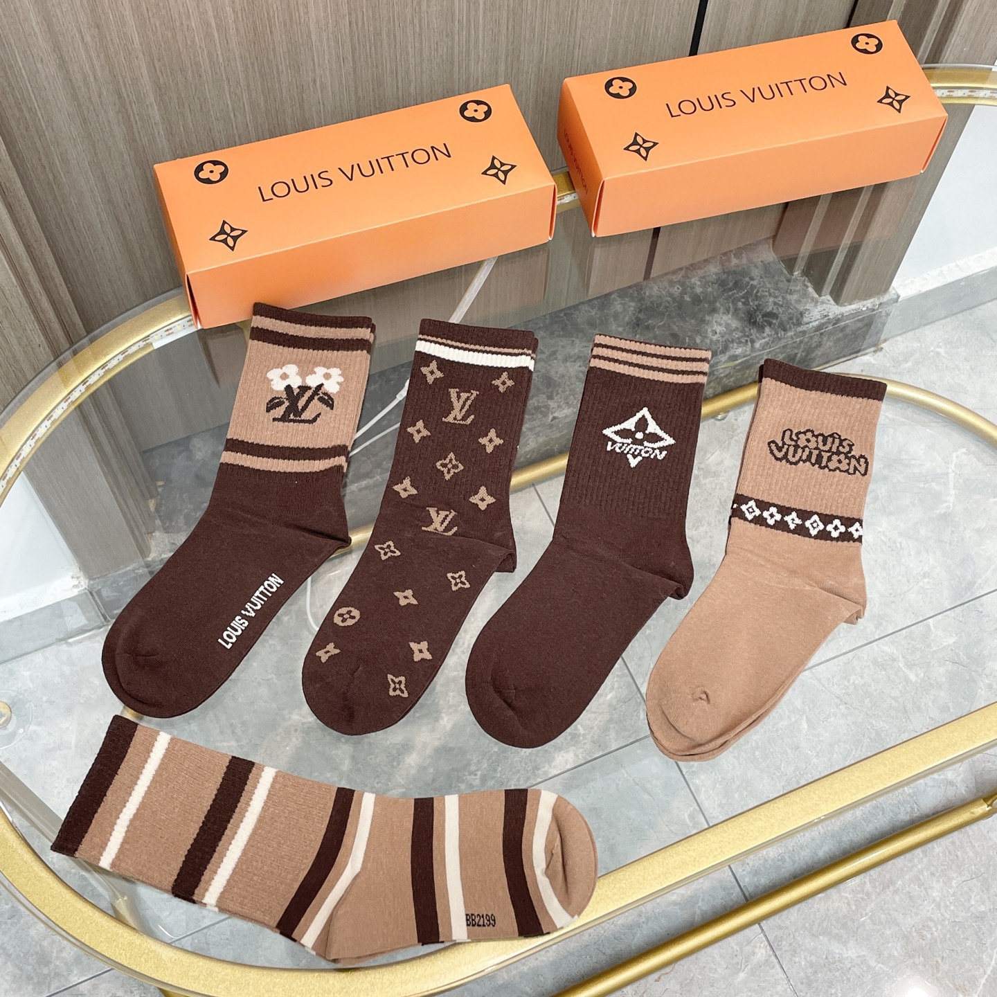 配包装【一盒五双】🌟LV 路易威登 爆款 长筒袜🌟高版本 ～好看到爆炸 欧美大牌长筒袜🔥🌟潮人必不能少的