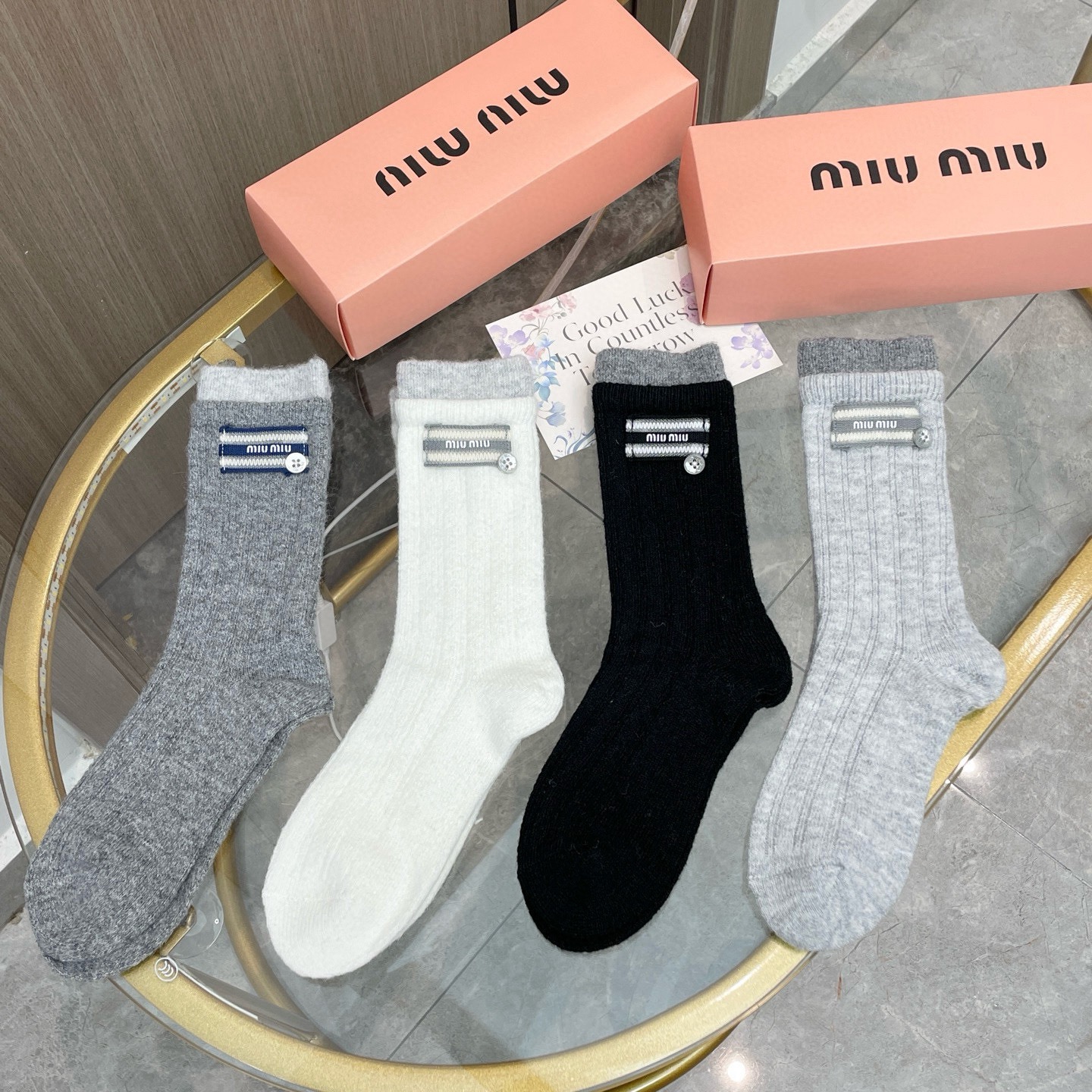 配包装【一盒四双】miumiu · 缪缪❗️高品质🔥超级爆款网红袜子❗️miu家官网同步饰品字母中筒袜，