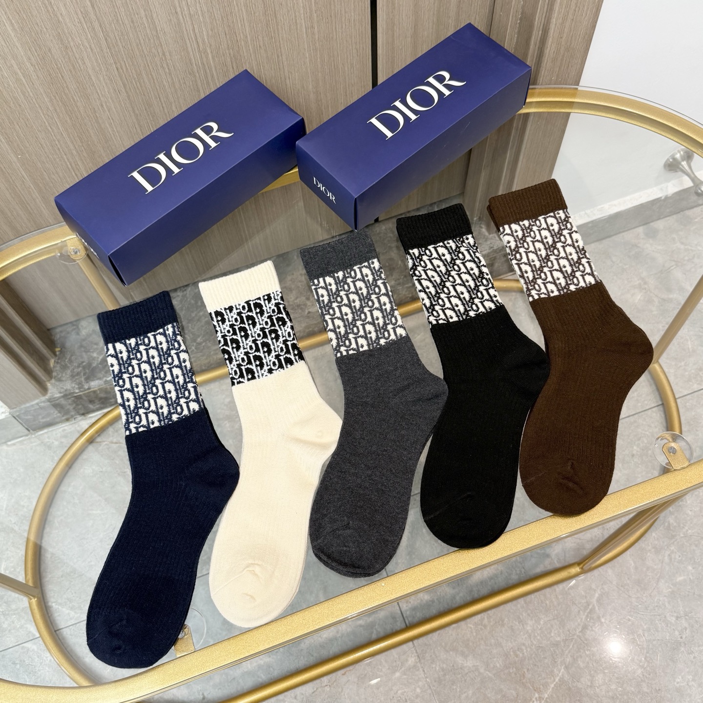 配包装【一盒五双】DIOR 迪奥高版本 ～好看到爆炸 Dior 袜子🔥提花羊绒袜，超软糯🔥🔥潮人必不能少