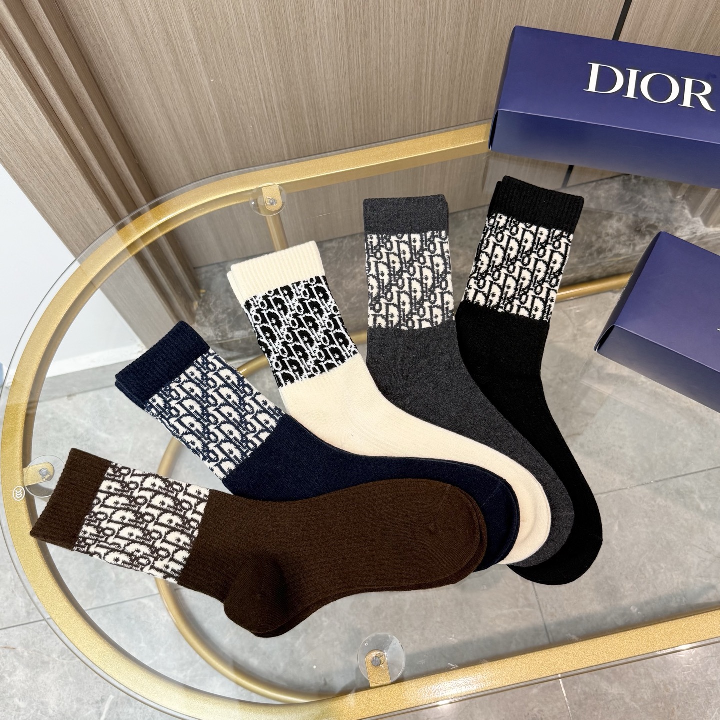 配包装【一盒五双】DIOR 迪奥高版本 ～好看到爆炸 Dior 袜子🔥提花羊绒袜，超软糯🔥🔥潮人必不能少