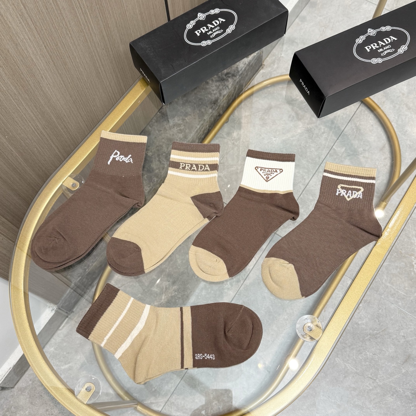 配包装【一盒五双】🌟PRADA 普拉达 爆款中筒袜🌟高版本 ～好看到爆炸 欧美大牌中筒袜🔥🌟潮人必不能少