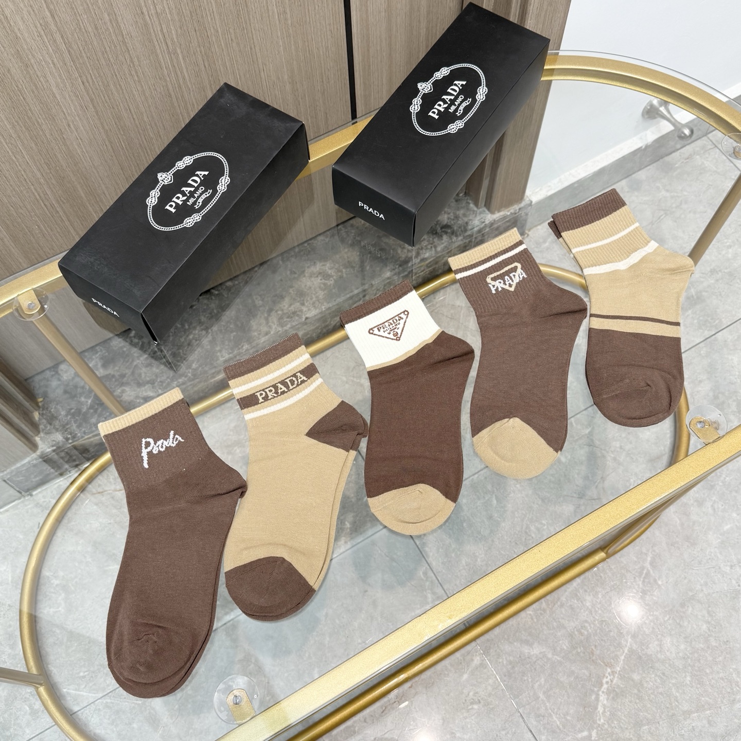 配包装【一盒五双】🌟PRADA 普拉达 爆款中筒袜🌟高版本 ～好看到爆炸 欧美大牌中筒袜🔥🌟潮人必不能少