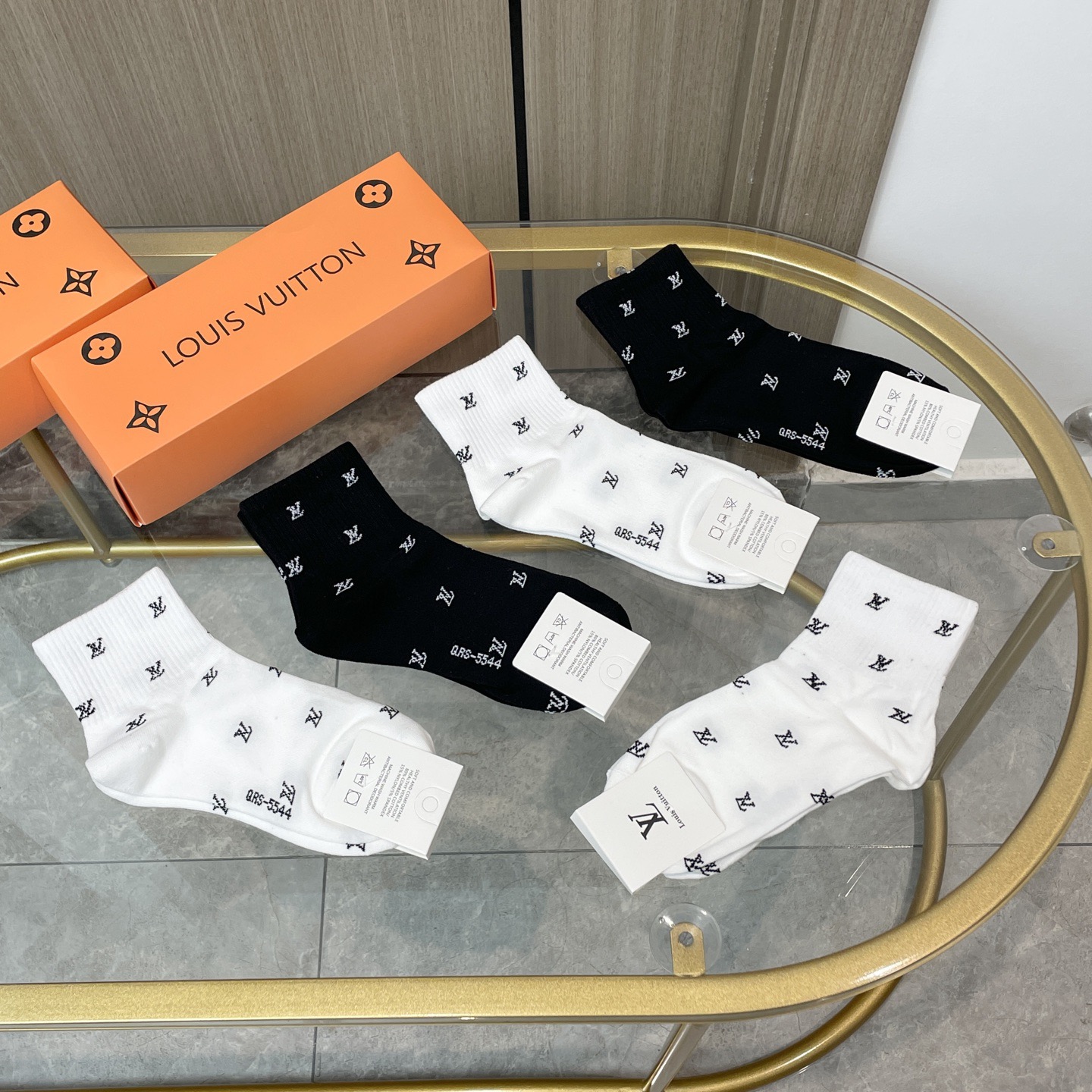 配包装【一盒五双】🌟LV 路易威登 爆款 中筒袜🌟高版本 ～好看到爆炸 欧美大牌中筒袜🔥🌟潮人必不能少的