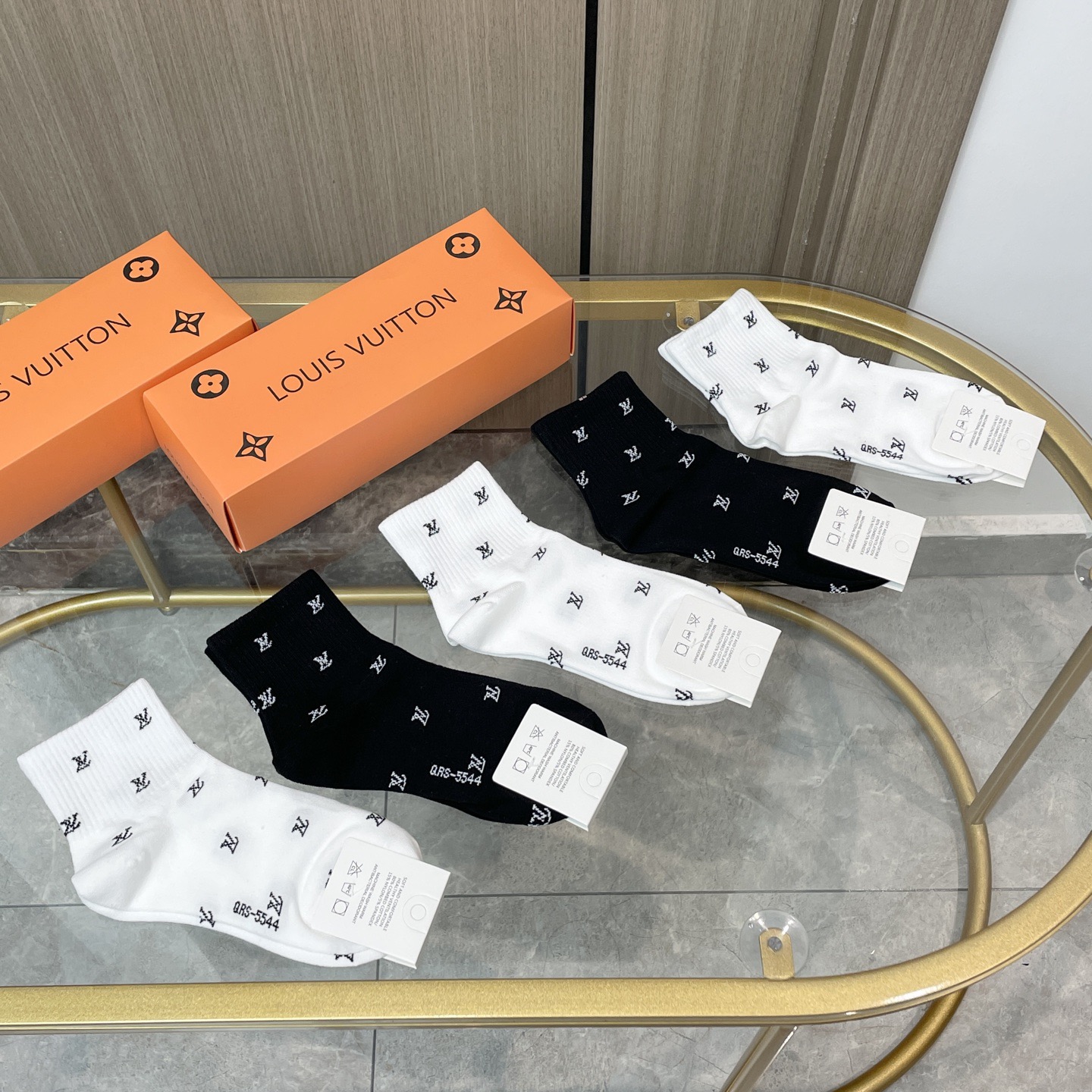 配包装【一盒五双】🌟LV 路易威登 爆款 中筒袜🌟高版本 ～好看到爆炸 欧美大牌中筒袜🔥🌟潮人必不能少的