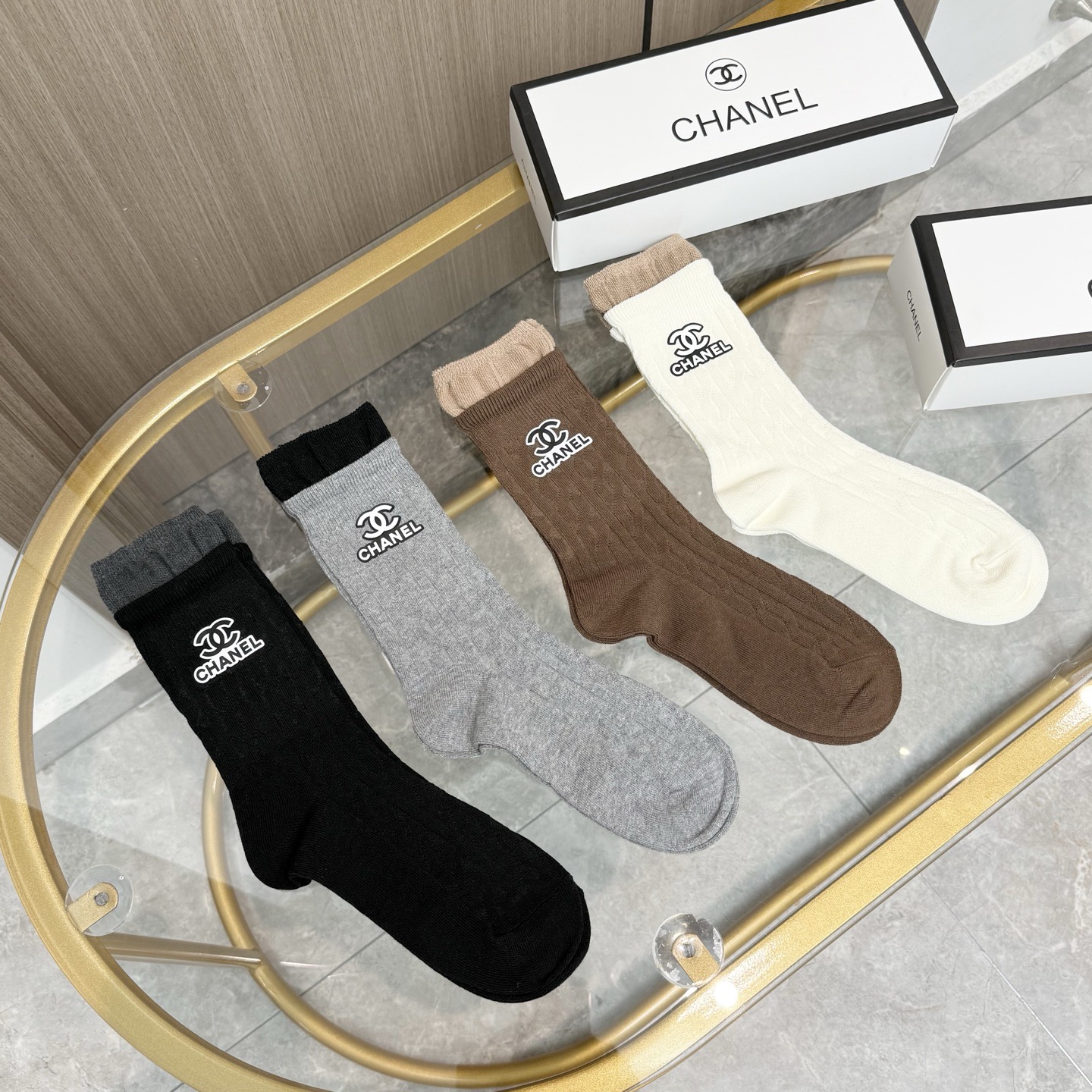 配包装【一盒四双】CHANEL 香奈儿高版本 ～好看到爆炸 CHANEL 袜子🔥烫印中筒袜，超精致🔥🔥潮