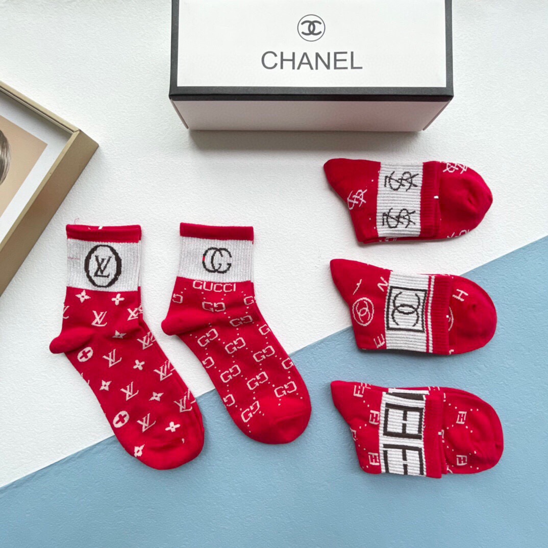 配包装【一盒五双】新年福利来了 · 红红火火过新年❗️新品当红炸街款中筒男女款袜子❗️纯棉材质，柔软舒适