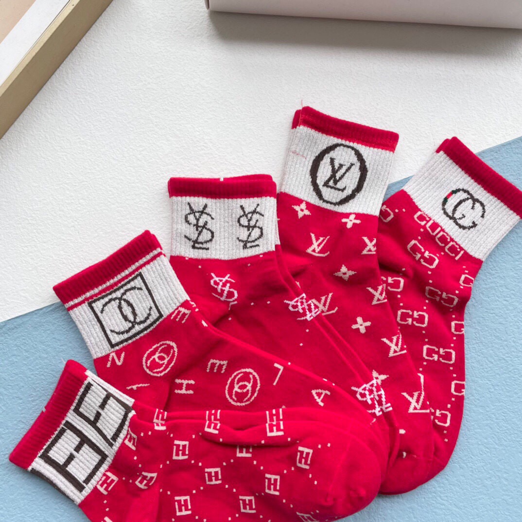 配包装【一盒五双】新年福利来了 · 红红火火过新年❗️新品当红炸街款中筒男女款袜子❗️纯棉材质，柔软舒适