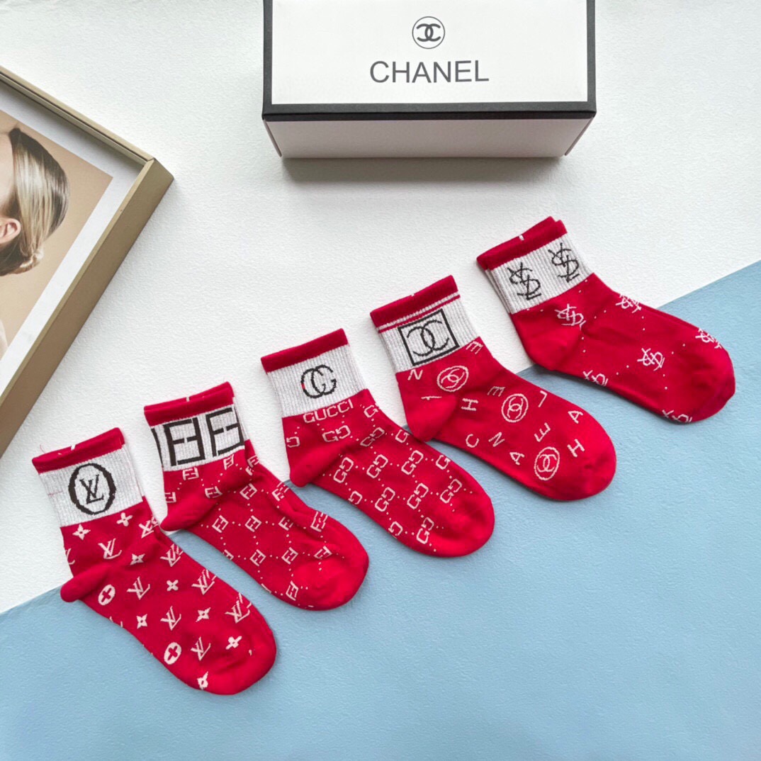 配包装【一盒五双】新年福利来了 · 红红火火过新年❗️新品当红炸街款中筒男女款袜子❗️纯棉材质，柔软舒适