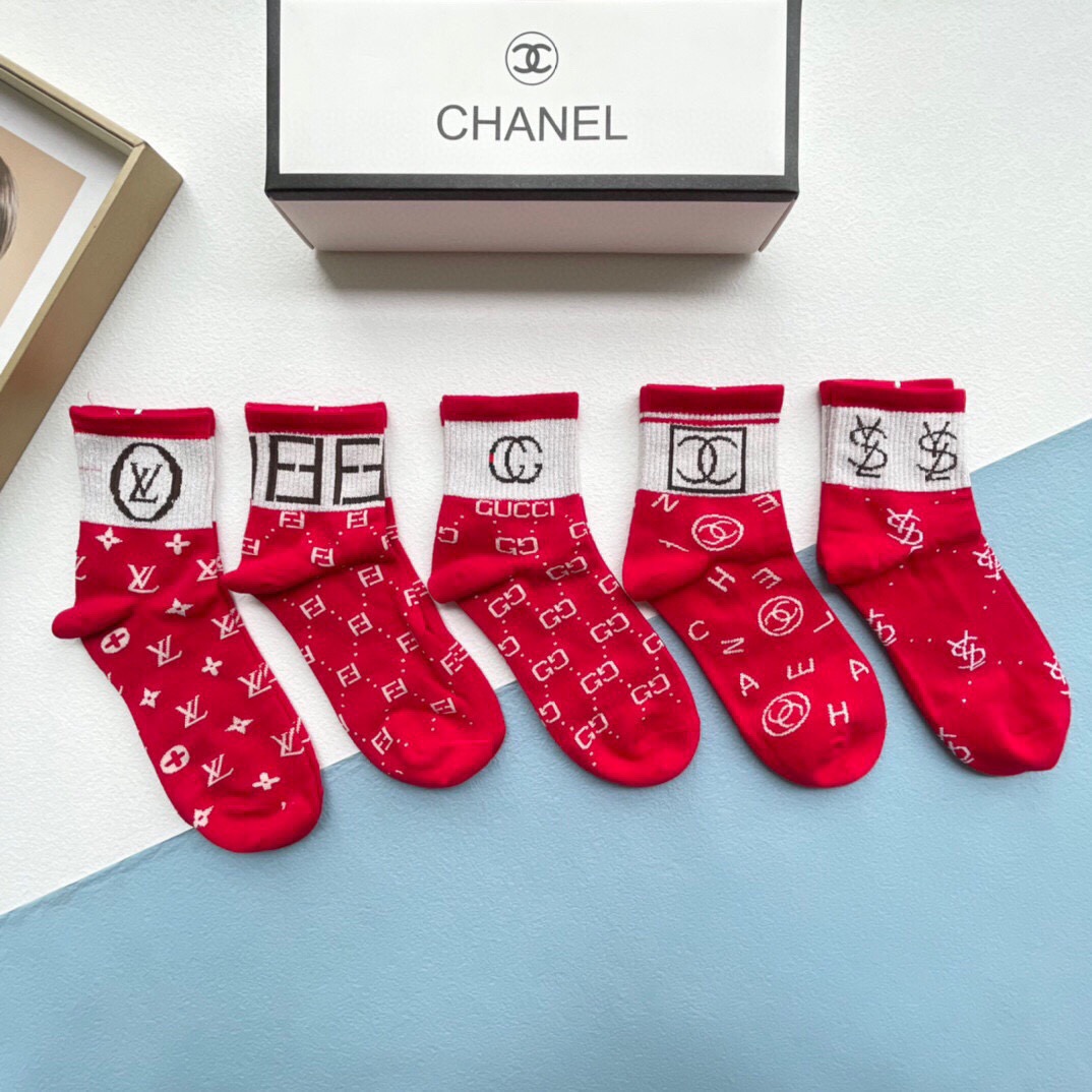 配包装【一盒五双】新年福利来了 · 红红火火过新年❗️新品当红炸街款中筒男女款袜子❗️纯棉材质，柔软舒适