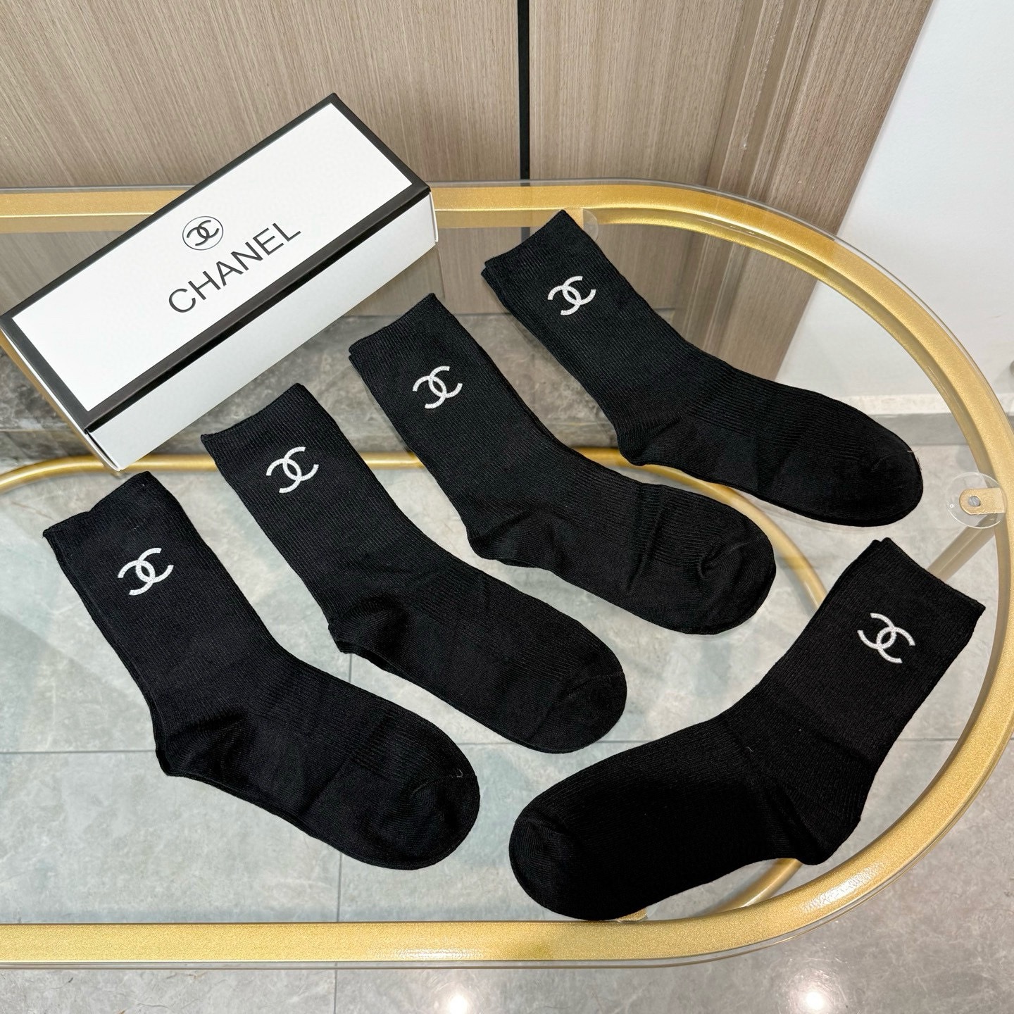 配包装【一盒五双】CHANEL 香奈儿高版本 ～好看到爆炸 CHANEL 袜子🔥双针烫印羊绒中筒袜，超软