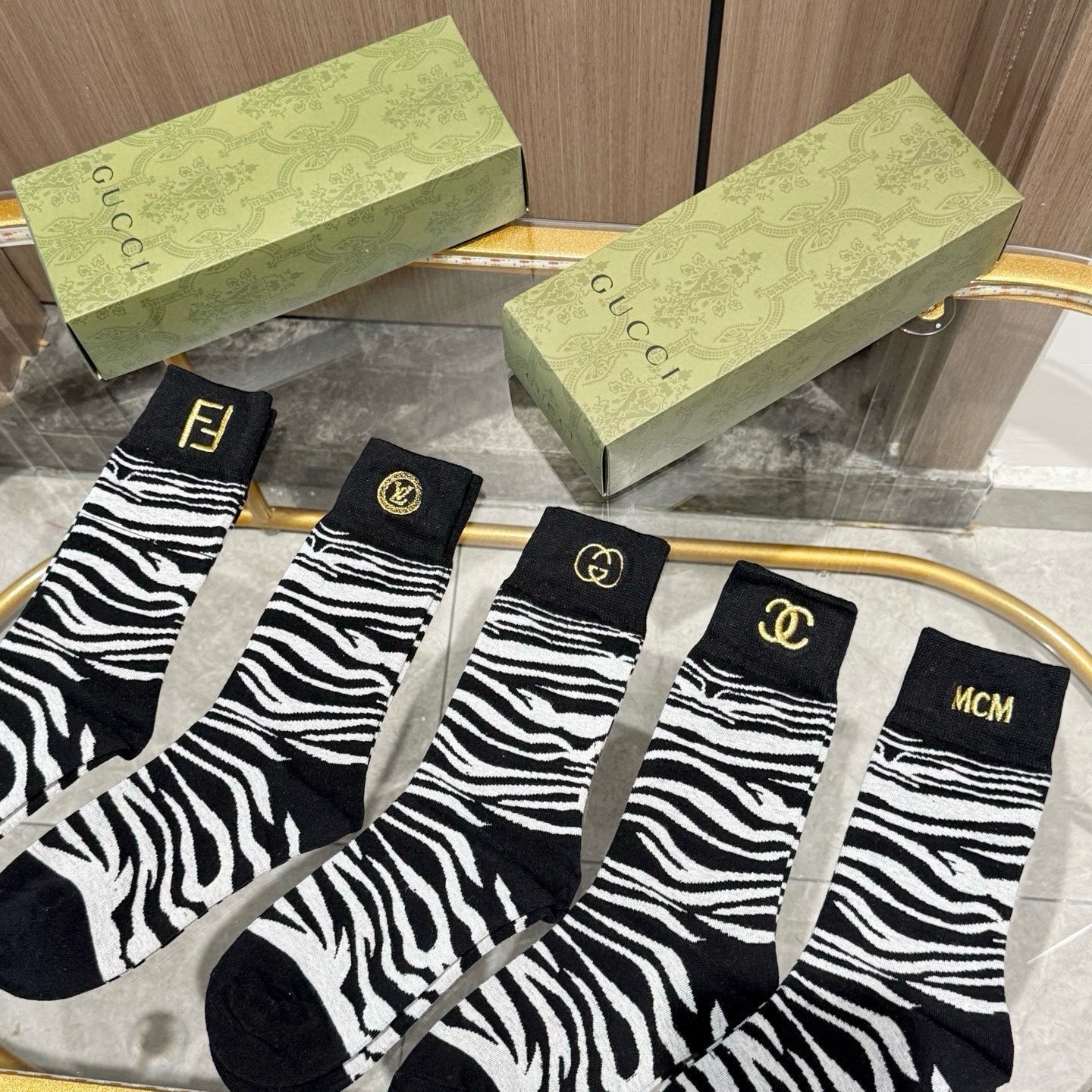 配包装【一盒五双】欧美大牌高版本 ～好看到爆炸 袜子🔥刺绣长筒袜，超软糯🔥🔥潮人必不能少的 专柜代购品质