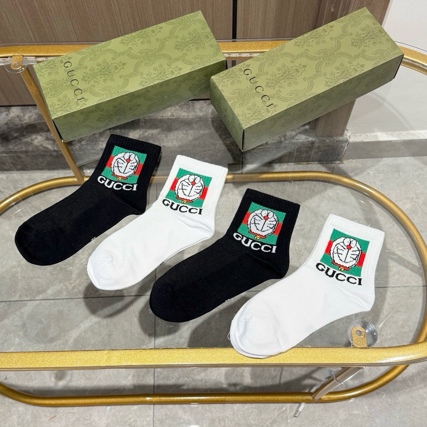 配送包装【一盒四双】 古奇gucci专柜新款男女款中筒袜子❗️专柜同步上新，超柔软舒适，专柜爆款GG系列