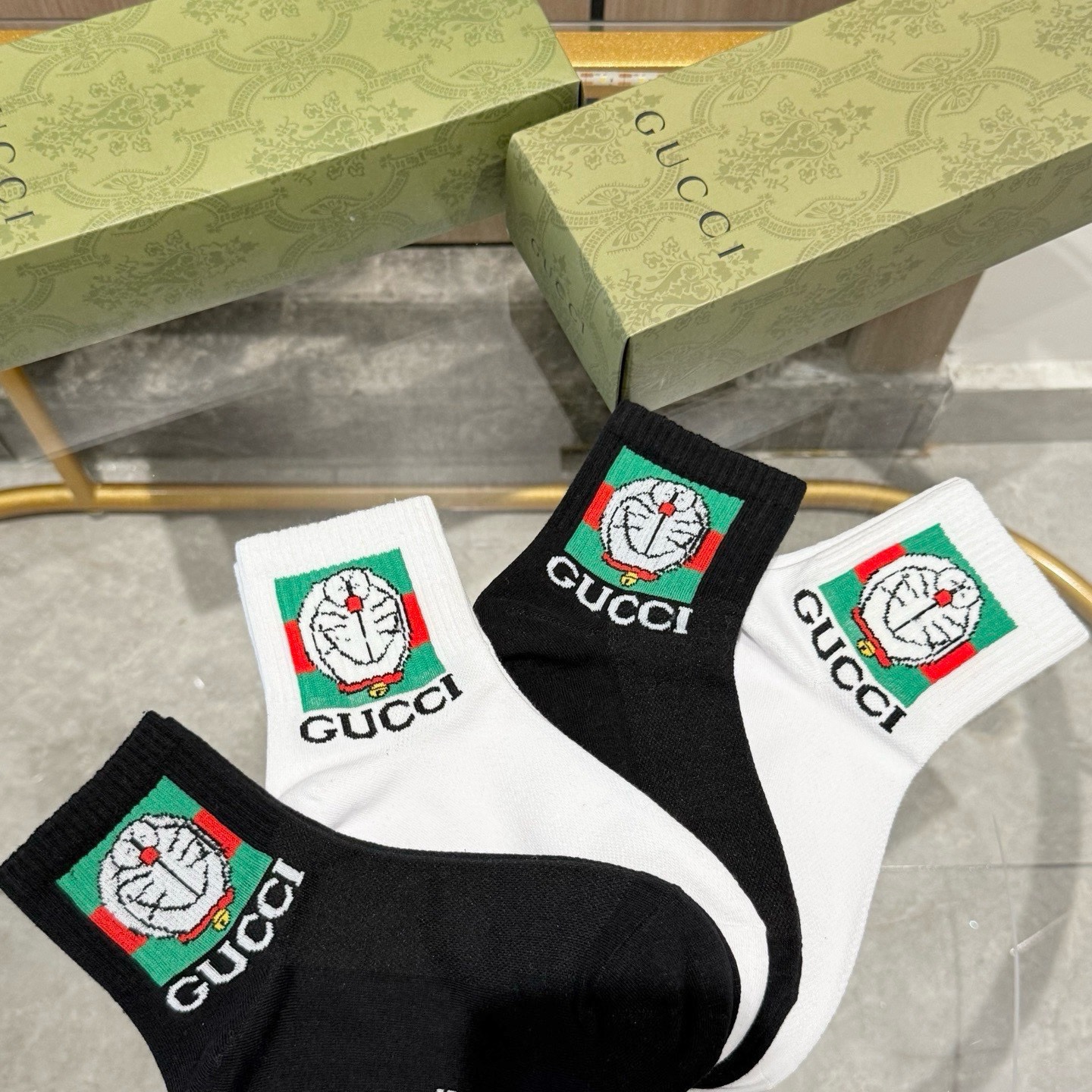 配送包装【一盒四双】 古奇gucci专柜新款男女款中筒袜子❗️专柜同步上新，超柔软舒适，专柜爆款GG系列