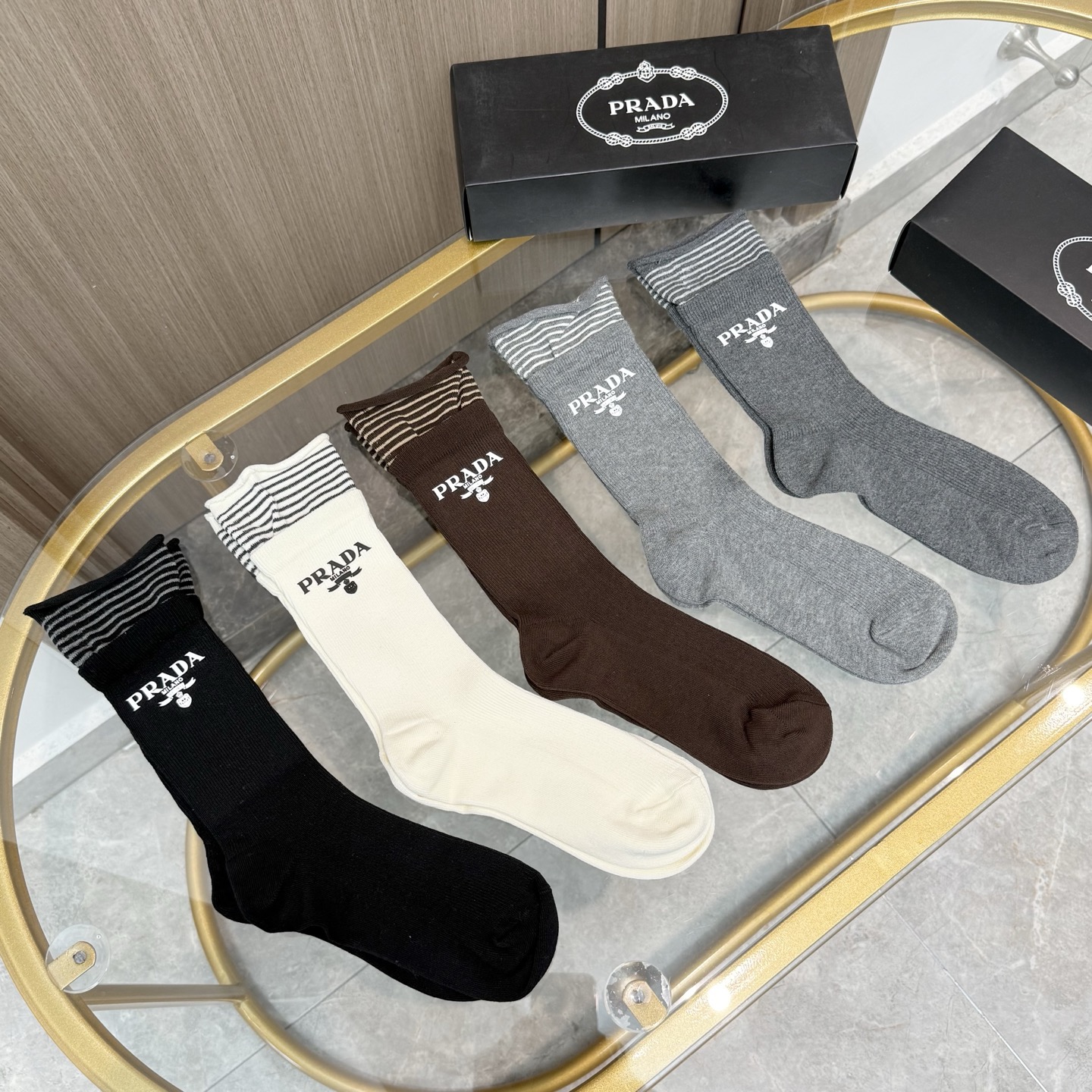配包装【一盒五双】PRADA 普拉达高版本 ～好看到爆炸 PRADA 袜子🔥烫印中筒袜，超精致🔥🔥潮人必