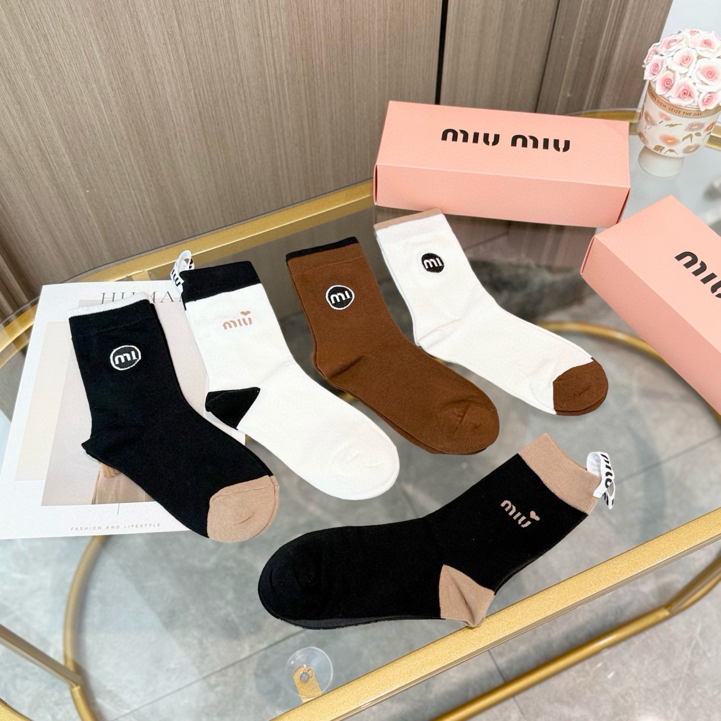 配包装【一盒四双】miumiu · 缪缪❗️高品质🔥超级爆款网红袜子❗️miu家官网同步饰品字母中筒袜，