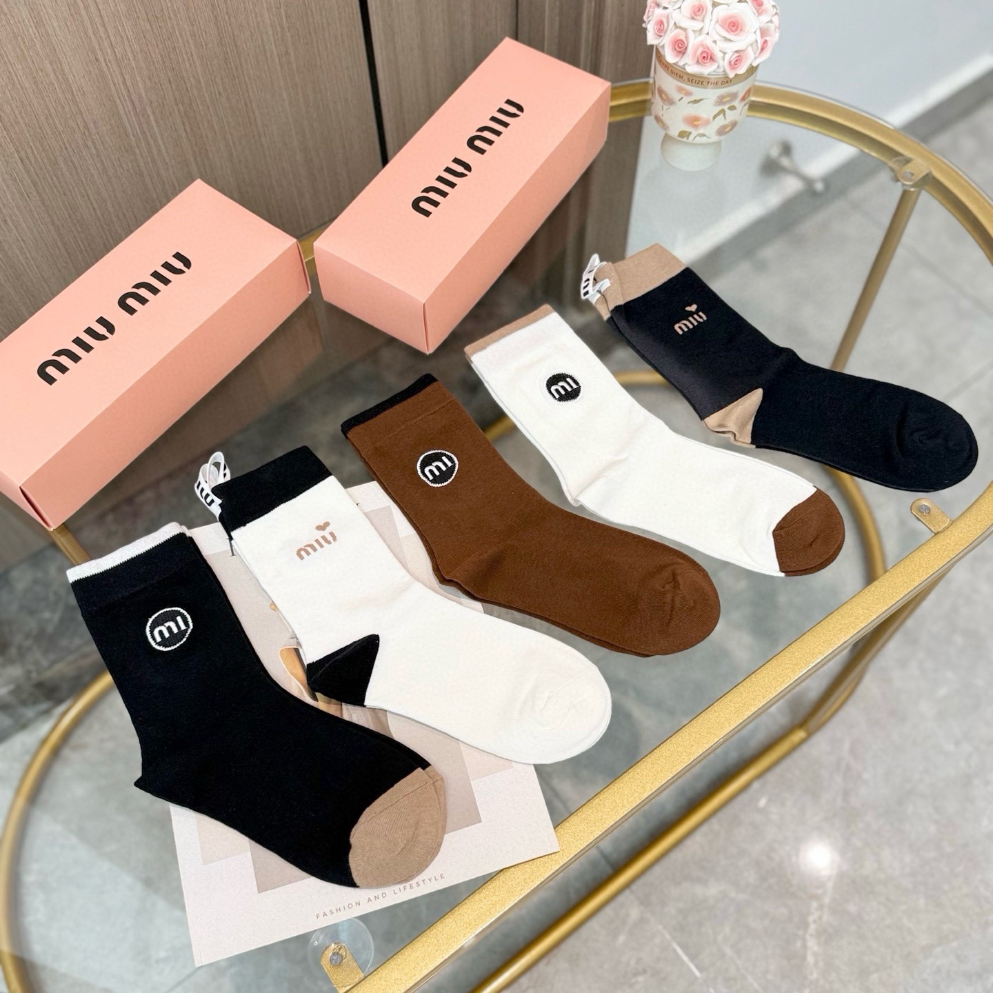 配包装【一盒四双】miumiu · 缪缪❗️高品质🔥超级爆款网红袜子❗️miu家官网同步饰品字母中筒袜，