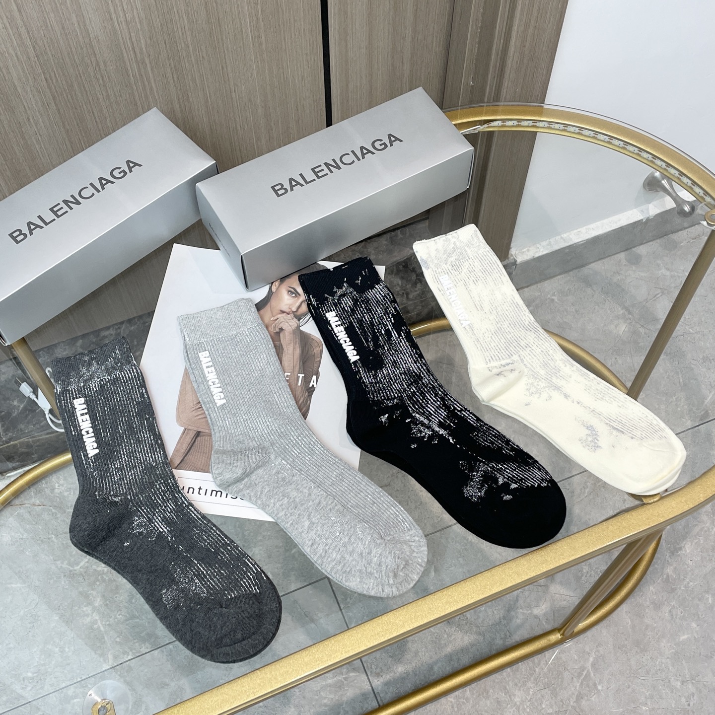 配包装【一盒四双】BALENCIAGA · 巴黎世家 ❗️超级爆款网红袜子 巴黎家官网同步硅胶字母小腿袜