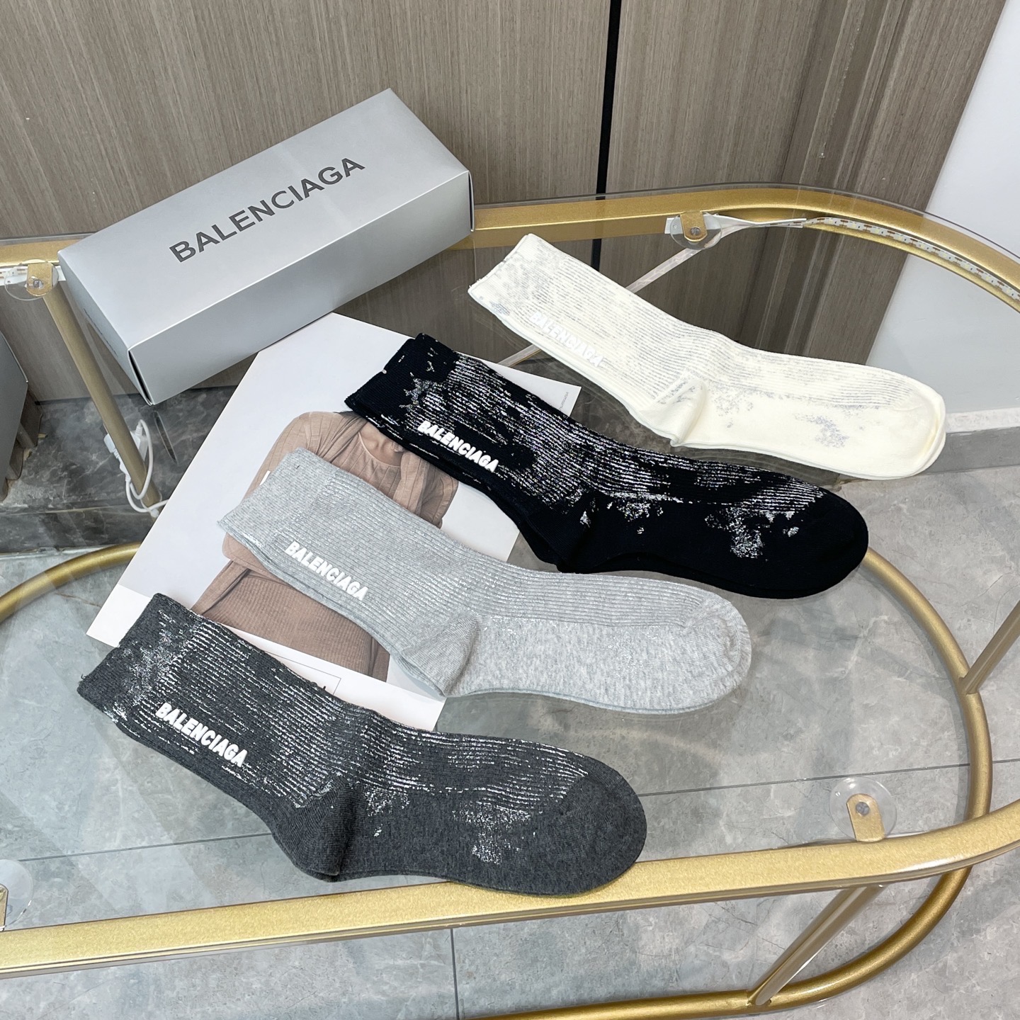 配包装【一盒四双】BALENCIAGA · 巴黎世家 ❗️超级爆款网红袜子 巴黎家官网同步硅胶字母小腿袜