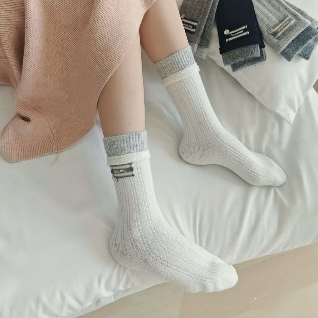 配包装【一盒四双】miumiu · 缪缪❗️高品质🔥超级爆款网红袜子❗️miu家官网同步饰品字母中筒袜，