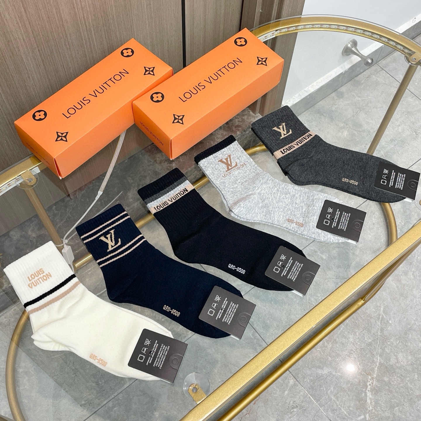 配包装【一盒五双】🌟LV 路易威登 爆款 中筒袜🌟高版本 ～好看到爆炸 欧美大牌中筒袜🔥🌟潮人必不能少的