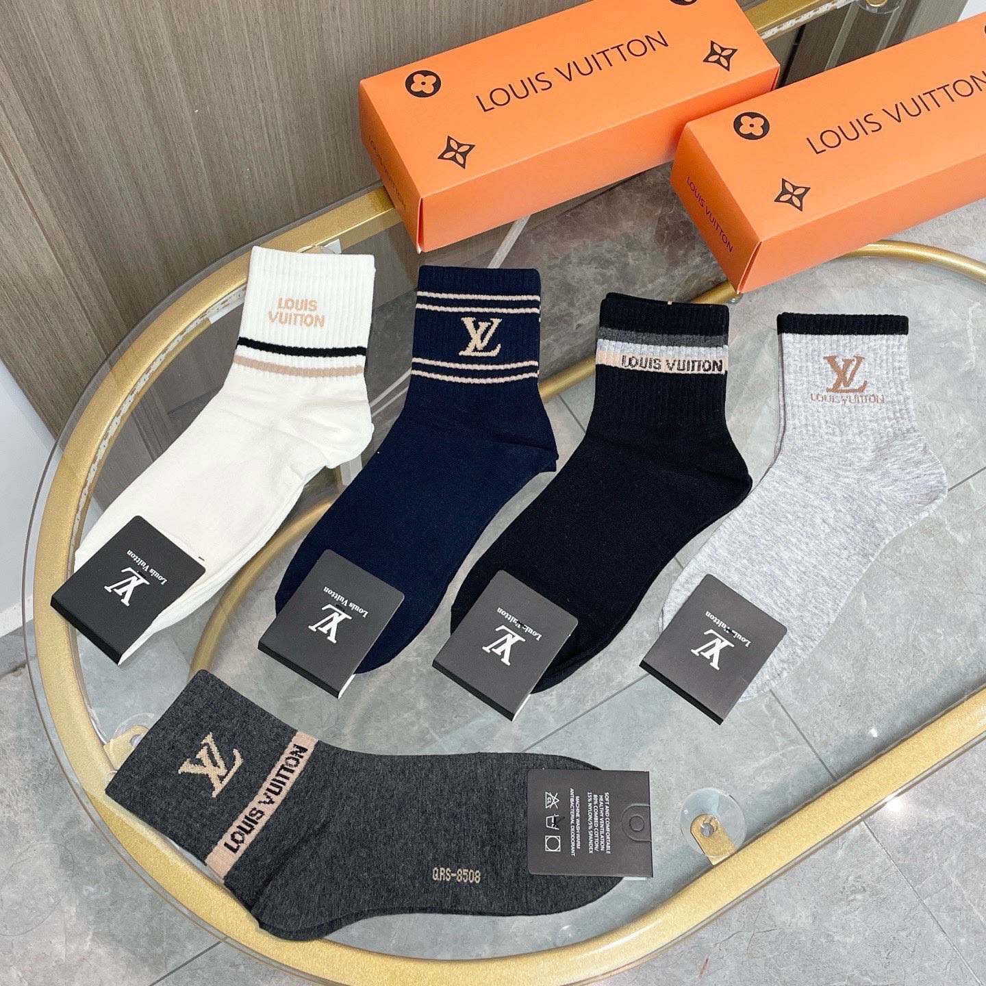 配包装【一盒五双】🌟LV 路易威登 爆款 中筒袜🌟高版本 ～好看到爆炸 欧美大牌中筒袜🔥🌟潮人必不能少的