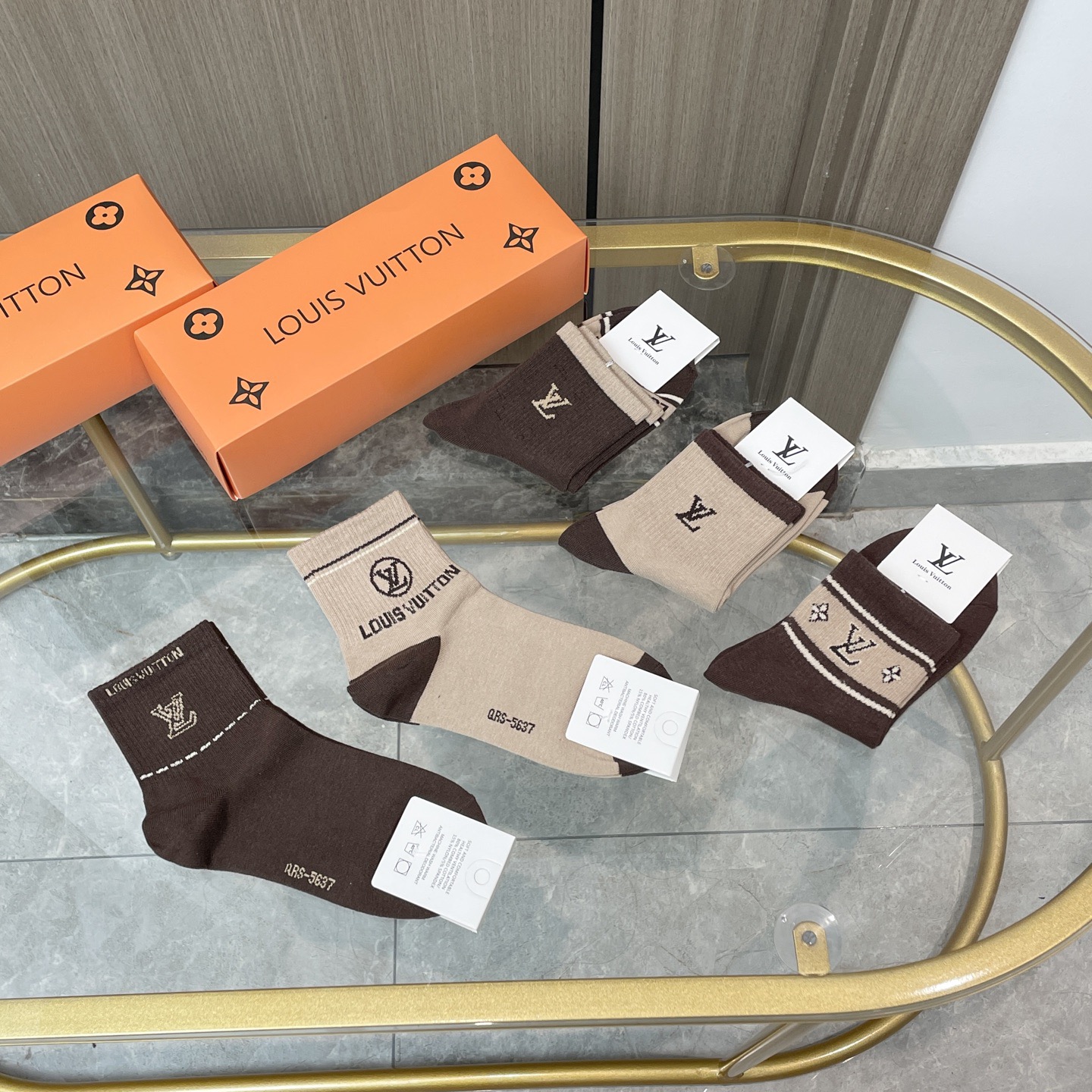 配包装【一盒五双】🌟LV 路易威登 爆款 中筒袜🌟高版本 ～好看到爆炸 欧美大牌中筒袜🔥🌟潮人必不能少的