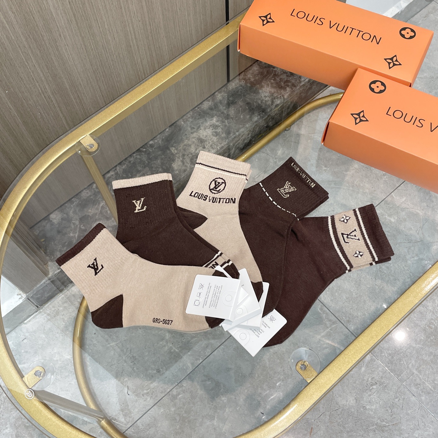 配包装【一盒五双】🌟LV 路易威登 爆款 中筒袜🌟高版本 ～好看到爆炸 欧美大牌中筒袜🔥🌟潮人必不能少的
