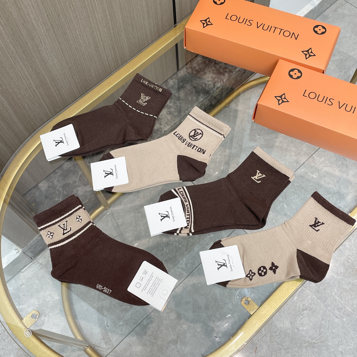 配包装【一盒五双】🌟LV 路易威登 爆款 中筒袜🌟高版本 ～好看到爆炸 欧美大牌中筒袜🔥🌟潮人必不能少的