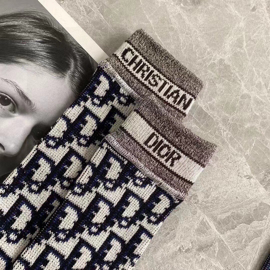 配包装【一盒一双】Dior · 迪奥❗️超级爆款网红袜子❗️D家官网同步提花字母小腿袜，ins明星网红推