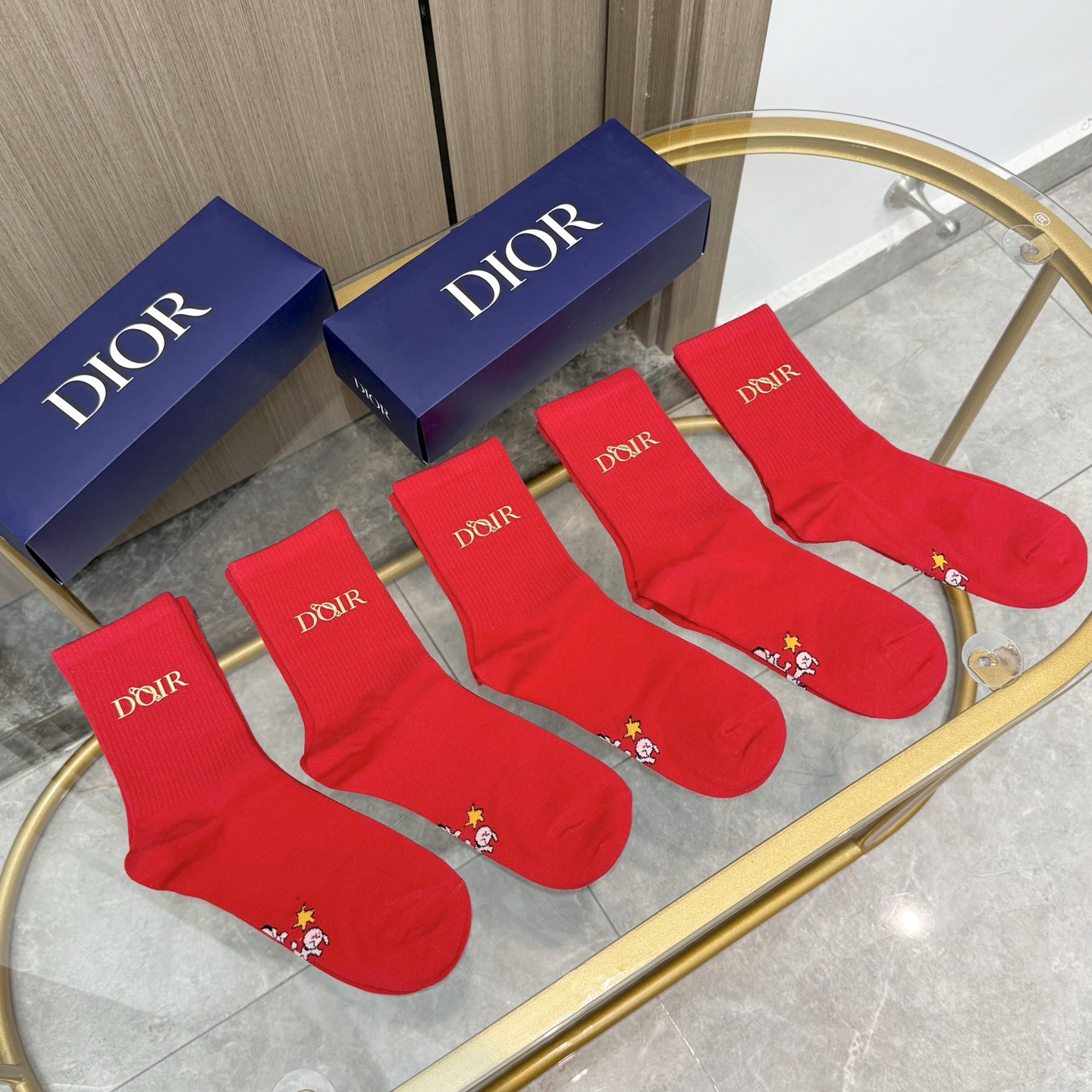 NO:618721,Comes with packaging [five pairs in a box] DIOR Dior’s popular Chinese New Year socks, the same style as the official website’s letter-gilded mid-length socks!  Luokou embroidery brand abbreviation letter ins decoration, counter synchronous tube socks, big brands out on the street, fashionable people must have super matching socks, stockings, socks, dior, dior, socks19860909配包装【一盒五双】DIOR迪奥 红红火火过年袜 官网同款字母烫金中长款袜子！罗口刺绣品牌简称字母ins装饰,专柜同步筒袜袜子,大牌出街,潮人必备超好搭袜子,丝袜,袜子,dior,dior,socks,accessory