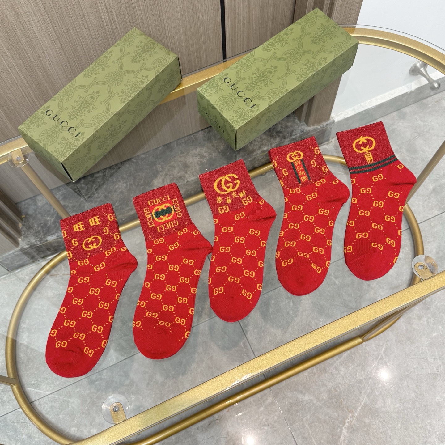 配包装【一盒五双】新年福利来了 · 红红火火过新年❗️新品当红炸街款中筒男女款袜子❗️纯棉材质，柔软舒适