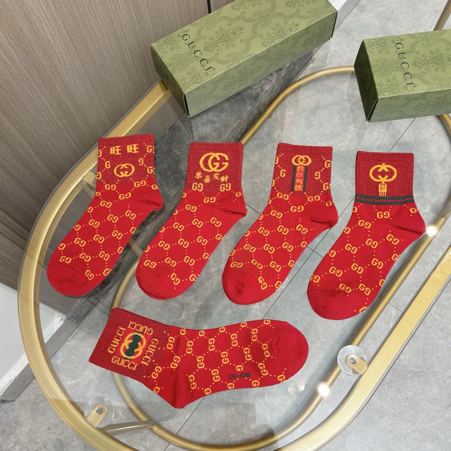 配包装【一盒五双】新年福利来了 · 红红火火过新年❗️新品当红炸街款中筒男女款袜子❗️纯棉材质，柔软舒适