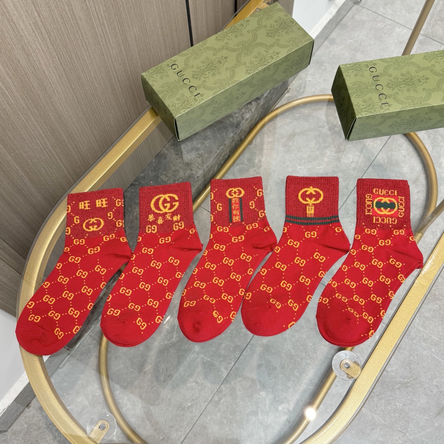 配包装【一盒五双】新年福利来了 · 红红火火过新年❗️新品当红炸街款中筒男女款袜子❗️纯棉材质，柔软舒适