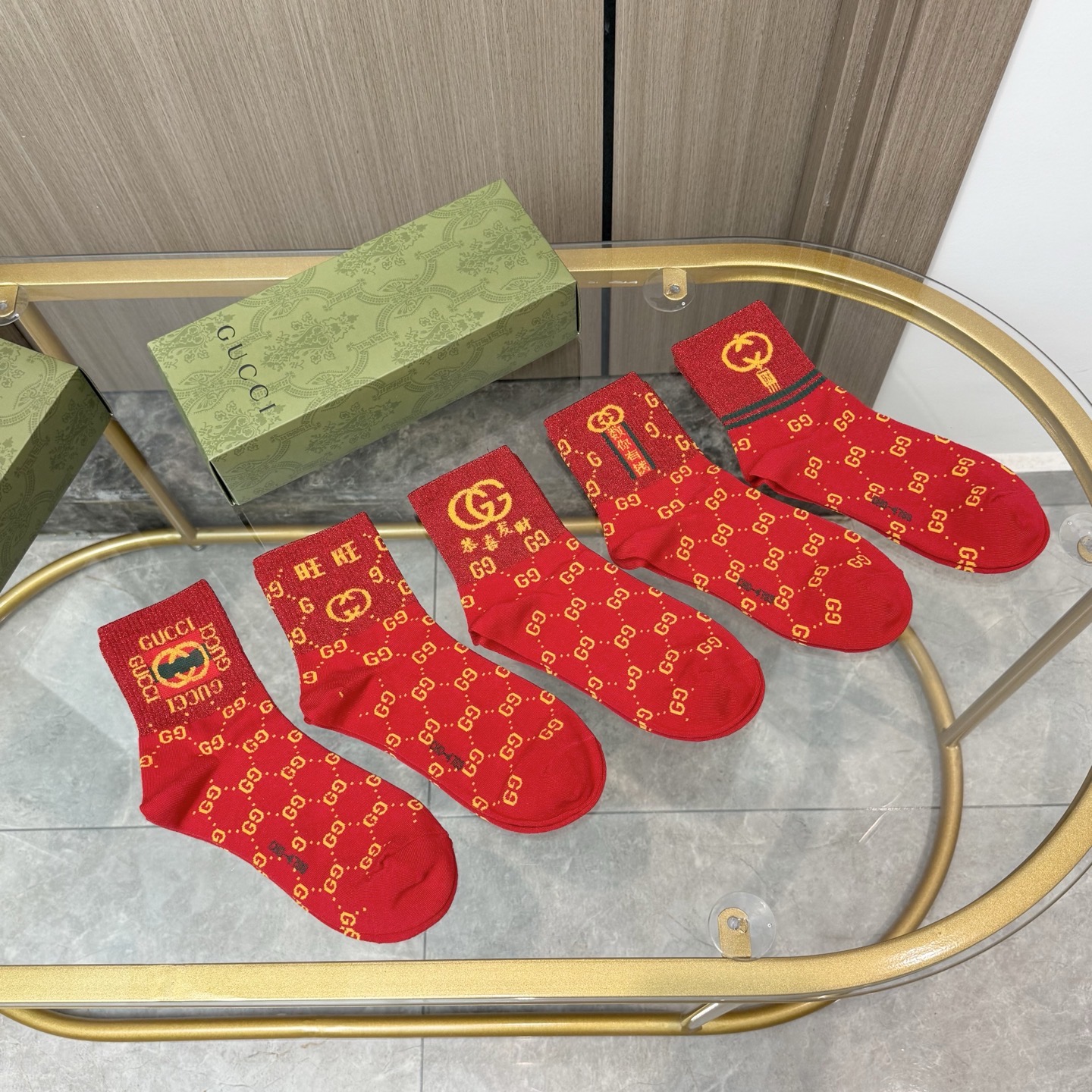 配包装【一盒五双】新年福利来了 · 红红火火过新年❗️新品当红炸街款中筒男女款袜子❗️纯棉材质，柔软舒适