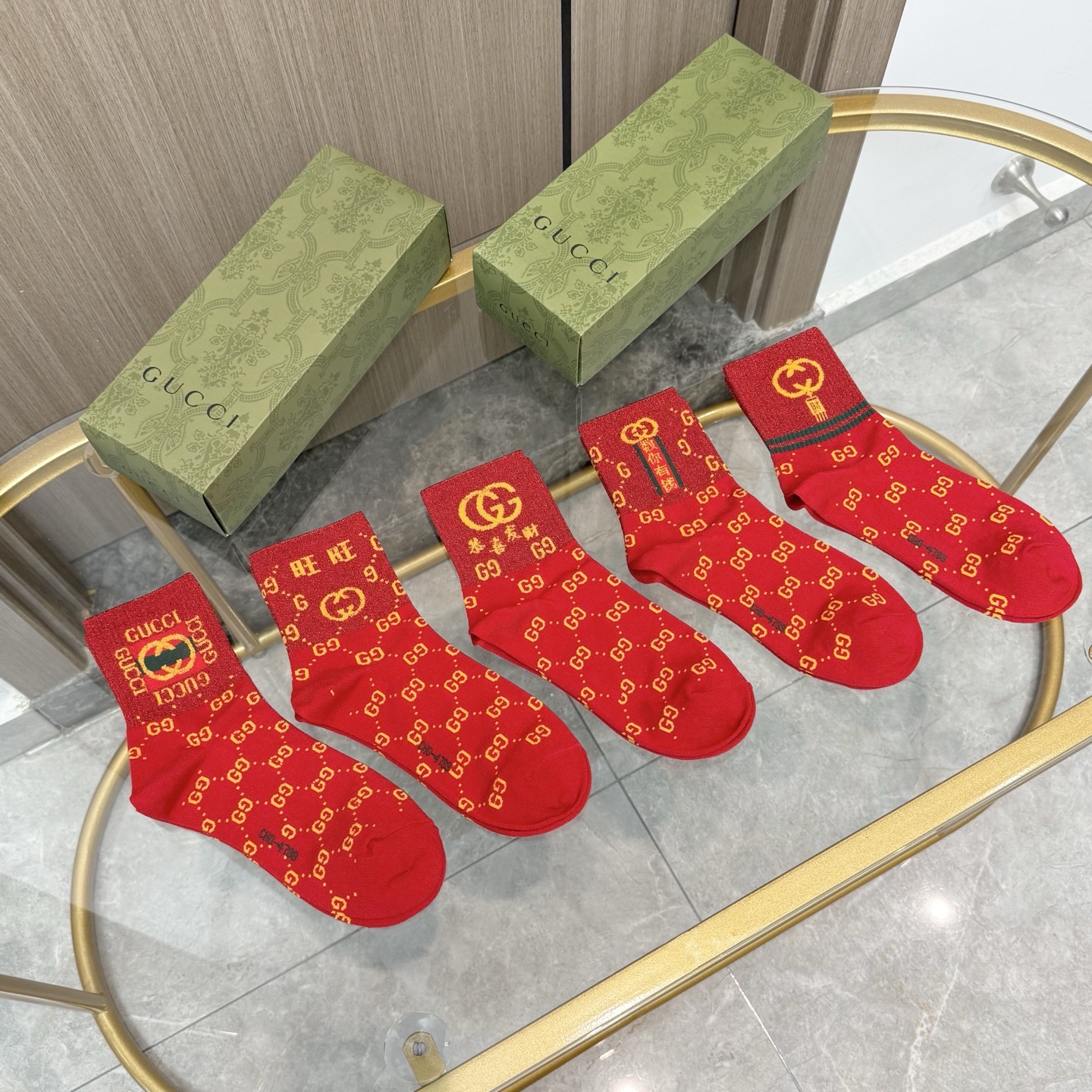 NO:618724,Comes with packaging [five pairs in one box] New Year’s benefits are here · The New Year’s hot new product, the popular mid-length socks for men and women, are made of pure cotton, soft and comfortable, with jacquard classic letter logo, ins fried chicken hot style big names are out on the street, fashionable people must have super easy-to-match socks, stockings, socks, socks19860909配包装【一盒五双】新年福利来了 · 红红火火过新年新品当红炸街款中筒男女款袜子纯棉材质,柔软舒适,提花经典字母标识,ins炒鸡火爆的款式大牌出街,潮人必备超好搭袜子,丝袜,袜子,socks,accessory