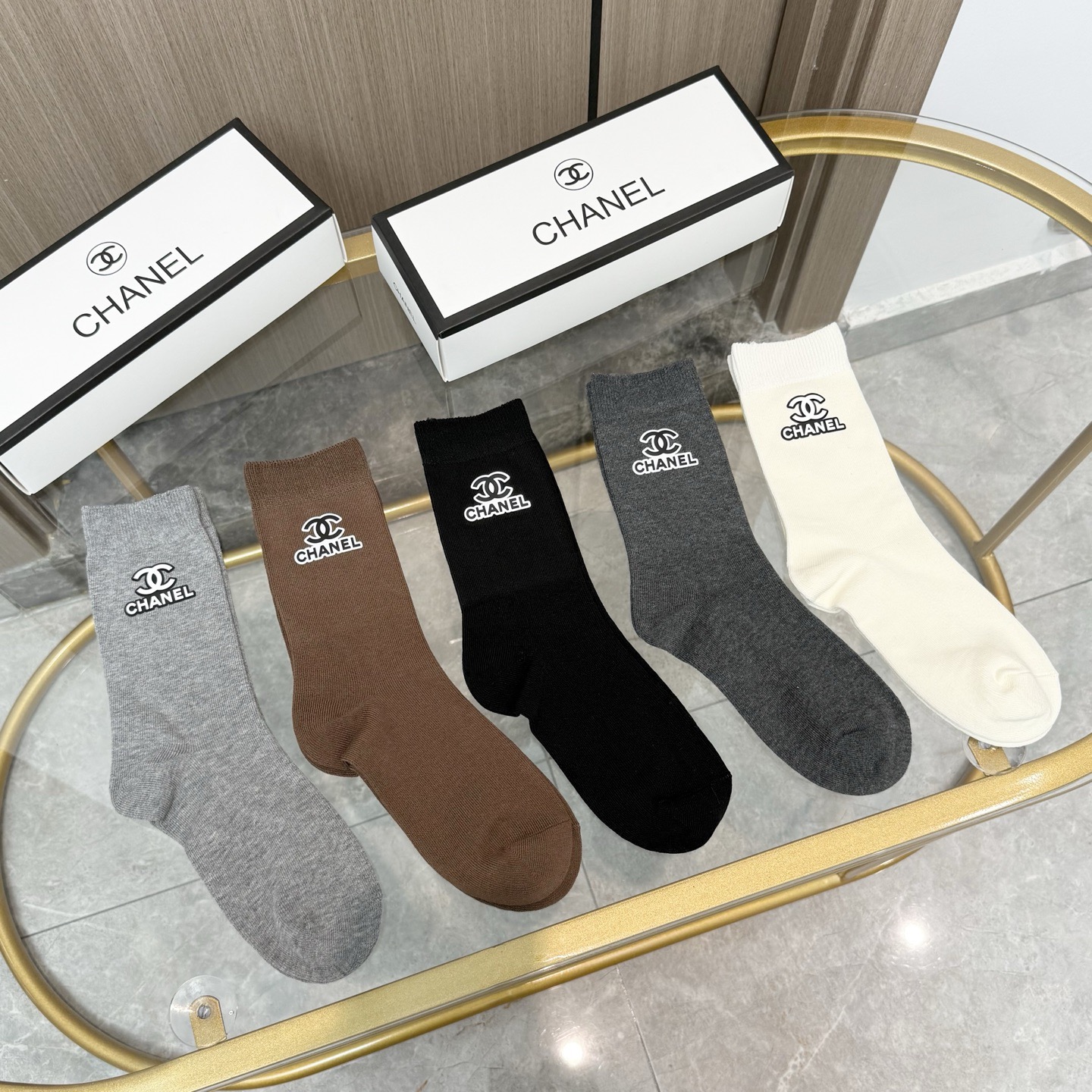 NO:618704,[Five pairs in a box] CHANEL high-end version ~ nice and explosive fragrance. High socks, super soft and glutinous, a must-have for fashionable people. CHANEL counter-purchased quality mid-calf socks, super high-end style when paired together, extremely fashionable~~ Recommended, recommended, recommended~~ A must-have fashionable item!  !  !  socks, stockings, socks, chanel, chanel, socks19860909【一盒五双】CHANEL香奈儿高版本 ～好看到爆炸小香 袜子高筒袜,超软糯潮人必不能少的CHANEL专柜代购品质 中筒袜子 ,搭配起来超高逼格 时髦度爆表啊啊啊啊～～推荐推荐推荐～～必入时髦小单品！！！袜子,丝袜,袜子,chanel,chanel,socks,accessory