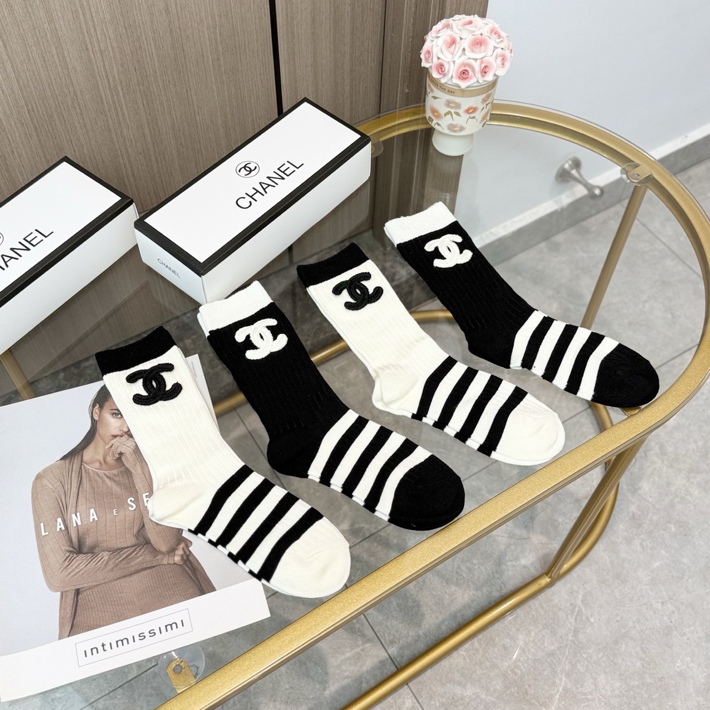 NO:618729,Comes with packaging [four pairs in a box] CHANEL Chanel's popular high-end mid-calf socks ~ Very good to see. European and American big-name mid-calf socks are indispensable for fashionistas. They are counter-purchased quality socks. They are super stylish when paired with them. They are so fashionable~~ Recommended, recommended, recommended~~ A must-have fashionable item!  !  socks, stockings, socks, chanel, chanel, socks19860909配包装【一盒四双】CHANEL香奈儿 爆款中筒袜高版本 ～好看到爆炸 欧美大牌中筒袜潮人必不能少的专柜代购品质 袜子 ,搭配起来超高逼格 时髦度爆表啊啊啊啊～～推荐推荐推荐～～必入时髦小单品！！袜子,丝袜,袜子,chanel,chanel,socks,accessory