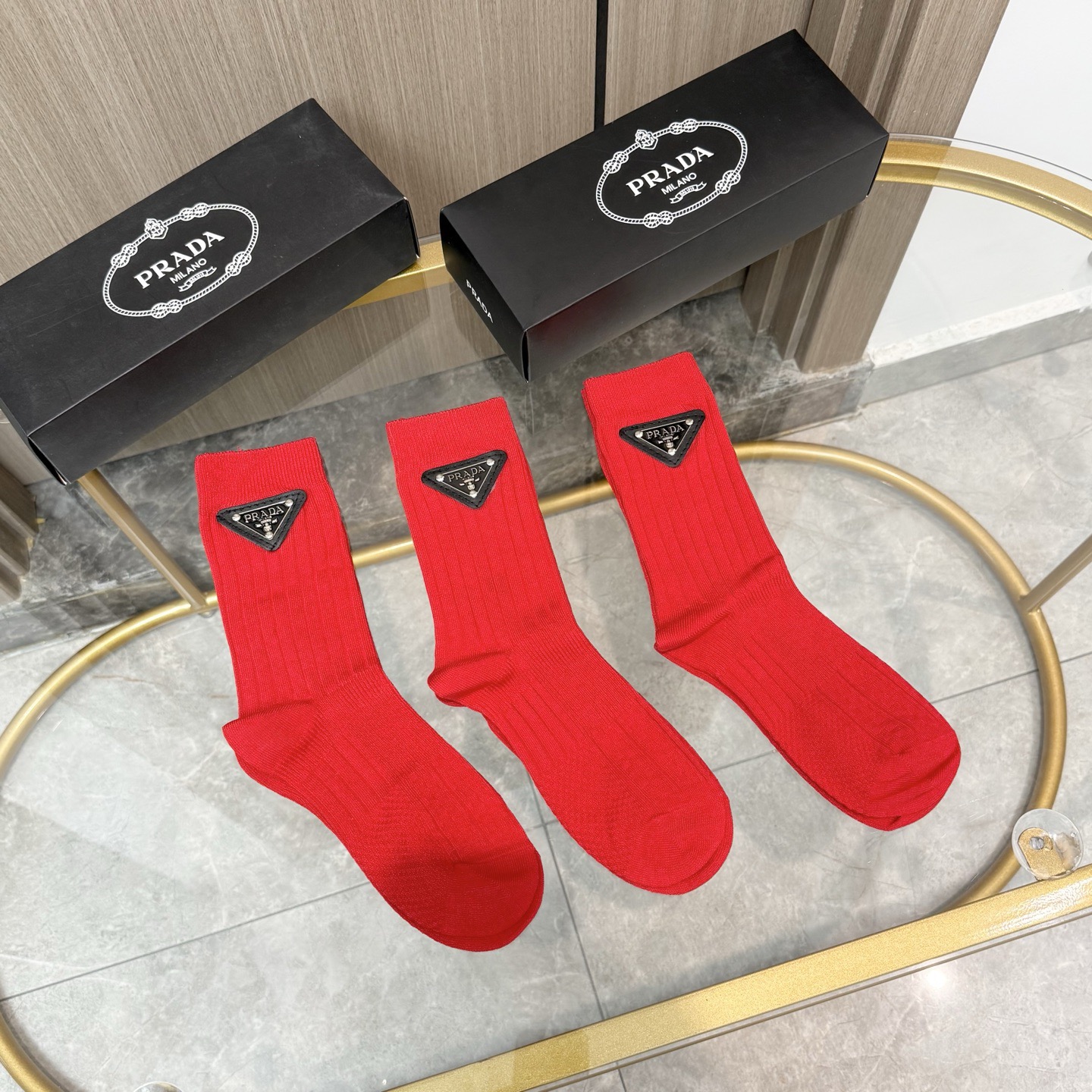 NO:618746,Comes with packaging [three pairs in one box] PRADA’s popular Chinese New Year socks, mid-length socks with the same letter ornaments from the official website!  The abbreviation of Luokou jewelry brand is decorated with letters ins. The counters are synchronized with socks and socks. Big brands are out on the street. Fashionable people must have super matching socks, stockings, socks, prada, prada, socks.19860909配包装【一盒三双】PRADA普拉达红红火火过年袜 官网同款字母饰品中长款袜子！罗口饰品品牌简称字母ins装饰,专柜同步筒袜袜子,大牌出街,潮人必备超好搭袜子,丝袜,袜子,prada,prada,socks,accessory
