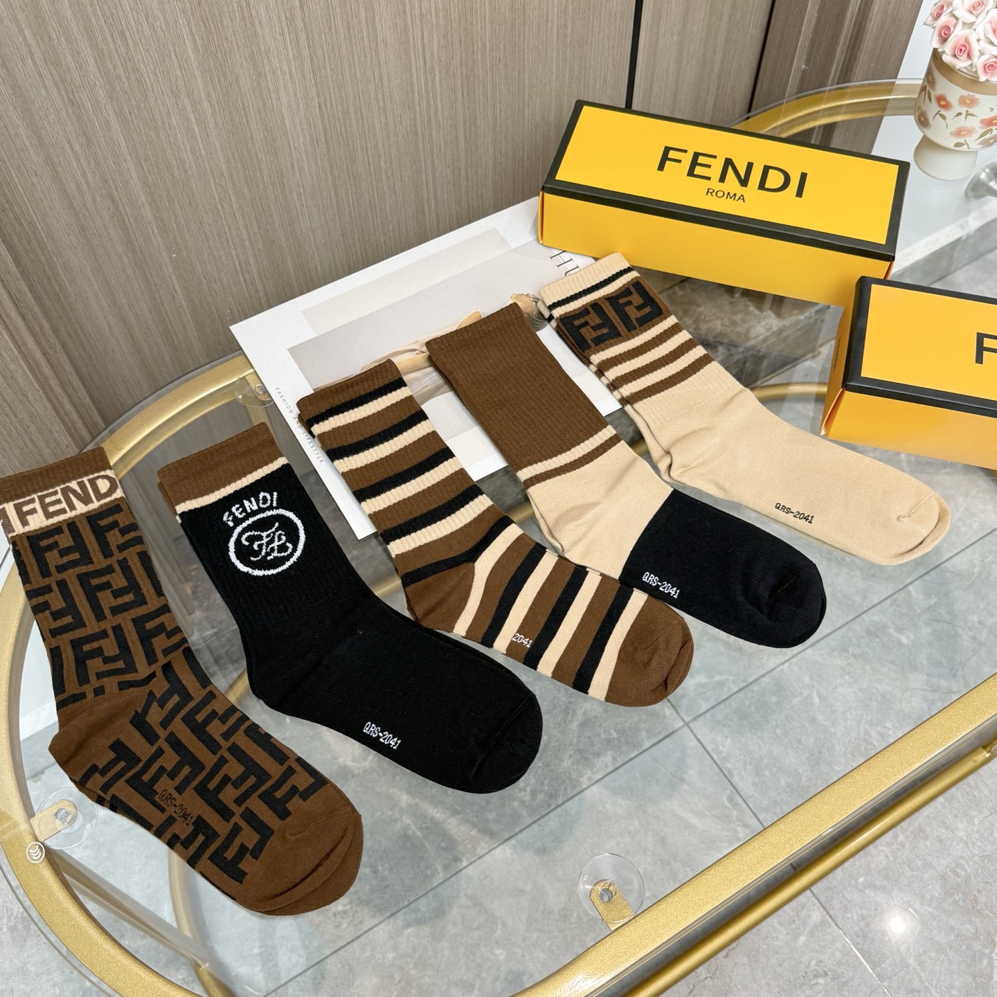 配包装【一盒五双】FENDI · 芬迪❗️大F新品高筒袜子❗️超级经典的双F标志，纯棉材质制造，透气舒适