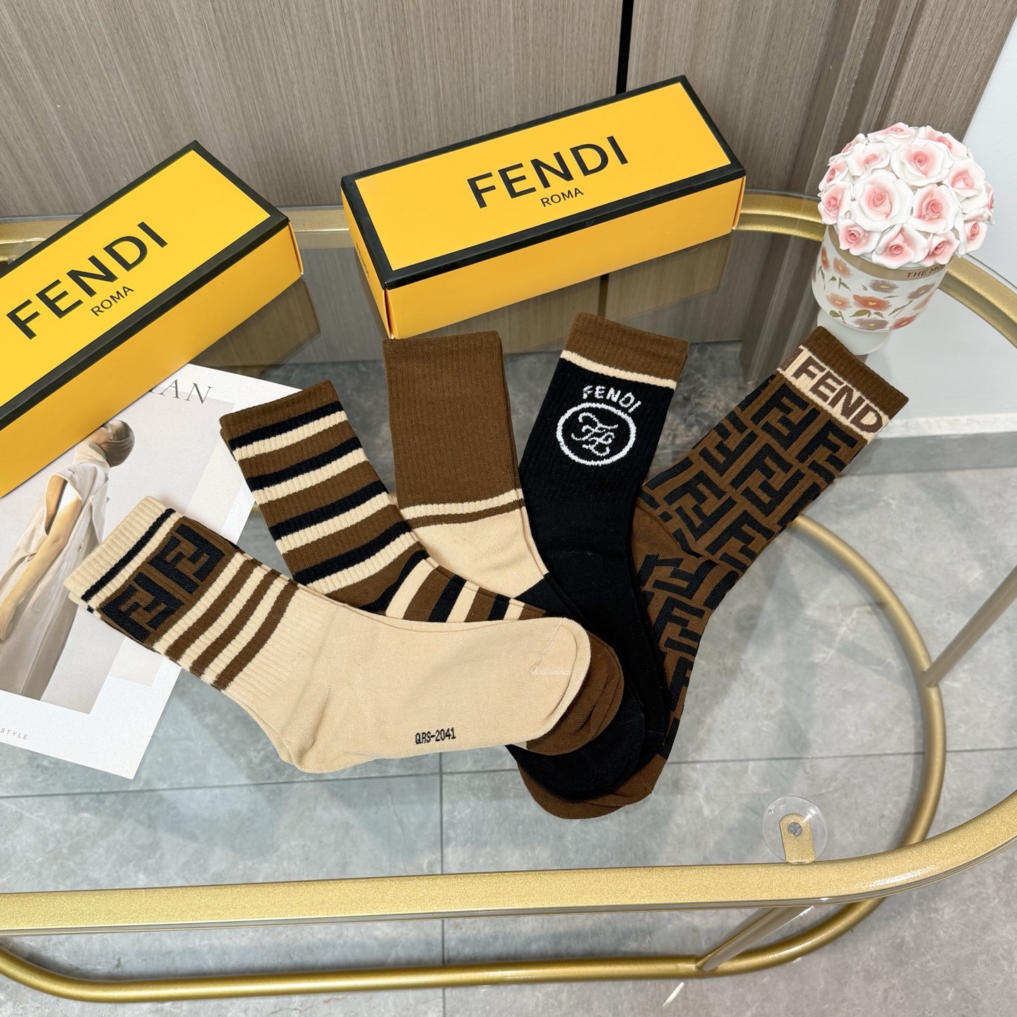 配包装【一盒五双】FENDI · 芬迪❗️大F新品高筒袜子❗️超级经典的双F标志，纯棉材质制造，透气舒适