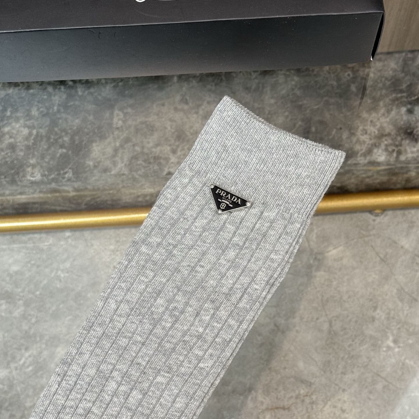 配包装【一盒一双】PRADA · 普拉达❗️超级爆款网红袜子❗️官网同步三角形饰品字母小腿袜，ins明星