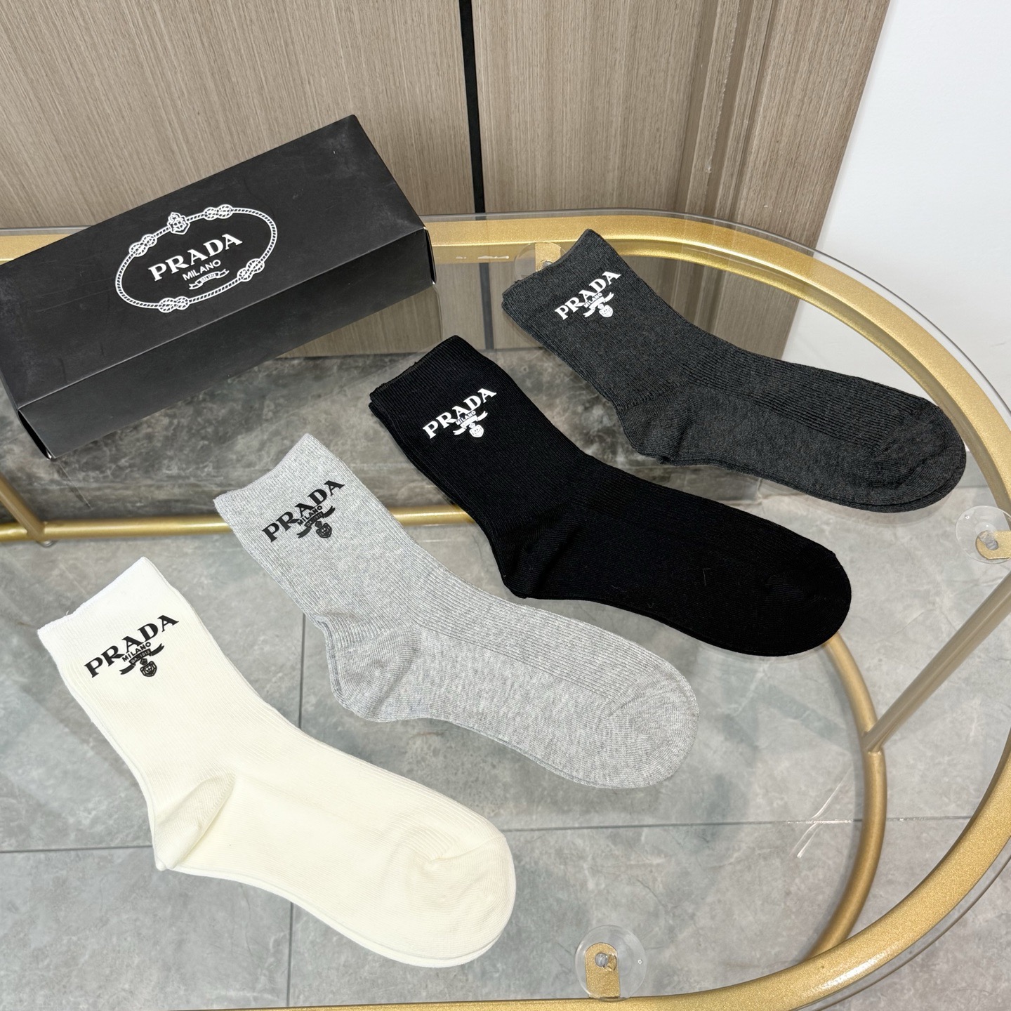 配包装【一盒四双】PRADA 普拉达高版本 ～好看到爆炸 PRADA 袜子🔥双针烫印中筒袜，超精致🔥🔥潮