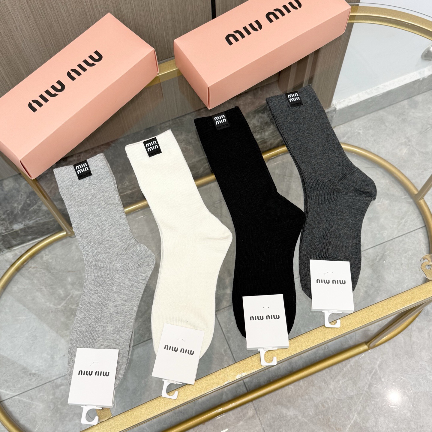 配包装【一盒四双】MIUMIU 缪缪高版本 ～好看到爆炸 MIUMIU 袜子🔥双针烫印中筒袜，超精致🔥🔥